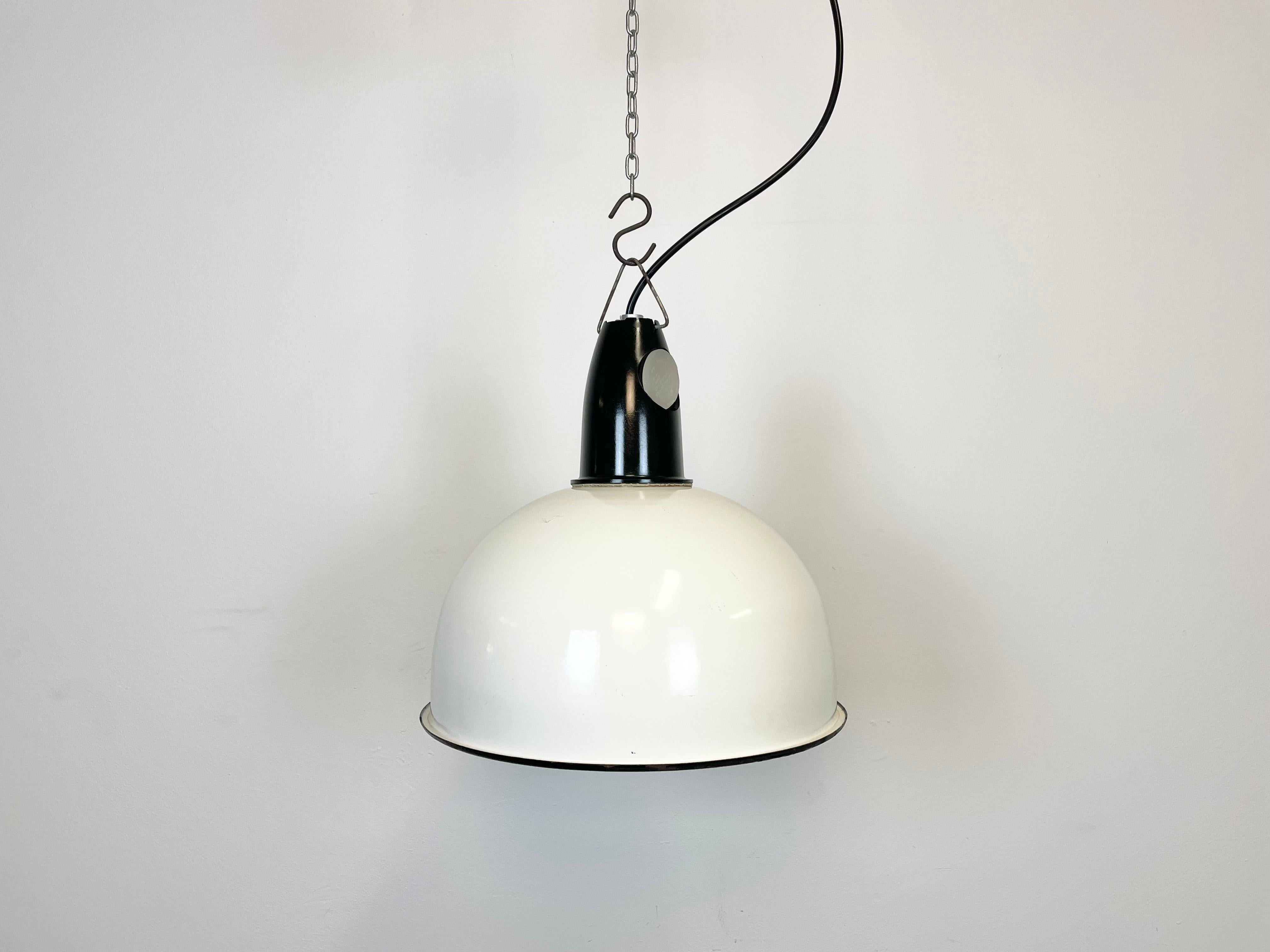 - Vintage Industrial lamp from the 1960s 
- Made in former Soviet Union
- White enamel shade
- Bakelite top 
- Socket requires E 27 lightbulbs 
- New wire 
- Lampshade diameter: 34 cm
- Weight : 2 kg.