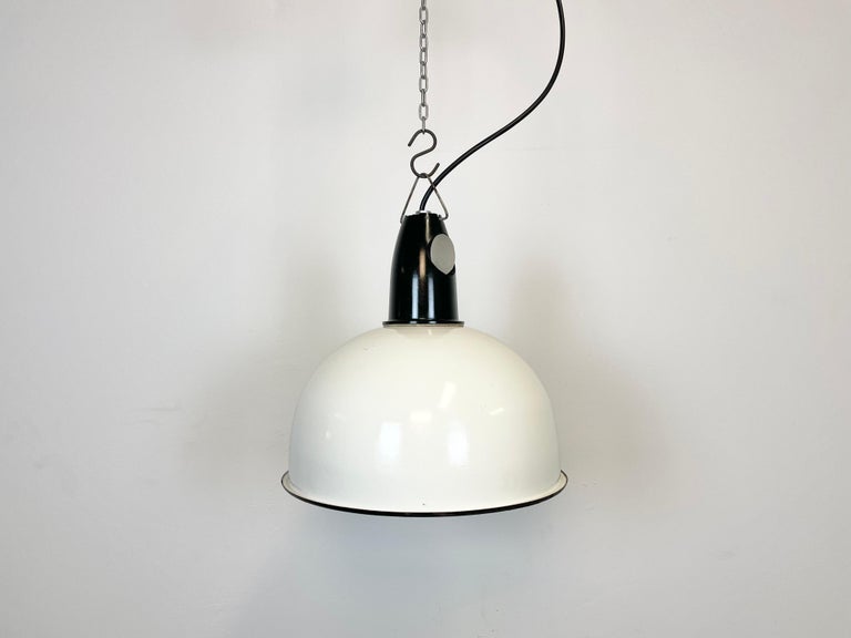 - Vintage Industrial lamp from the 1960s 
- Made in former Soviet Union
- White enamel shade
- Bakelite top 
- Socket requires E 27 lightbulbs 
- New wire 
- Lampshade diameter: 34 cm
- Weight : 2 kg.