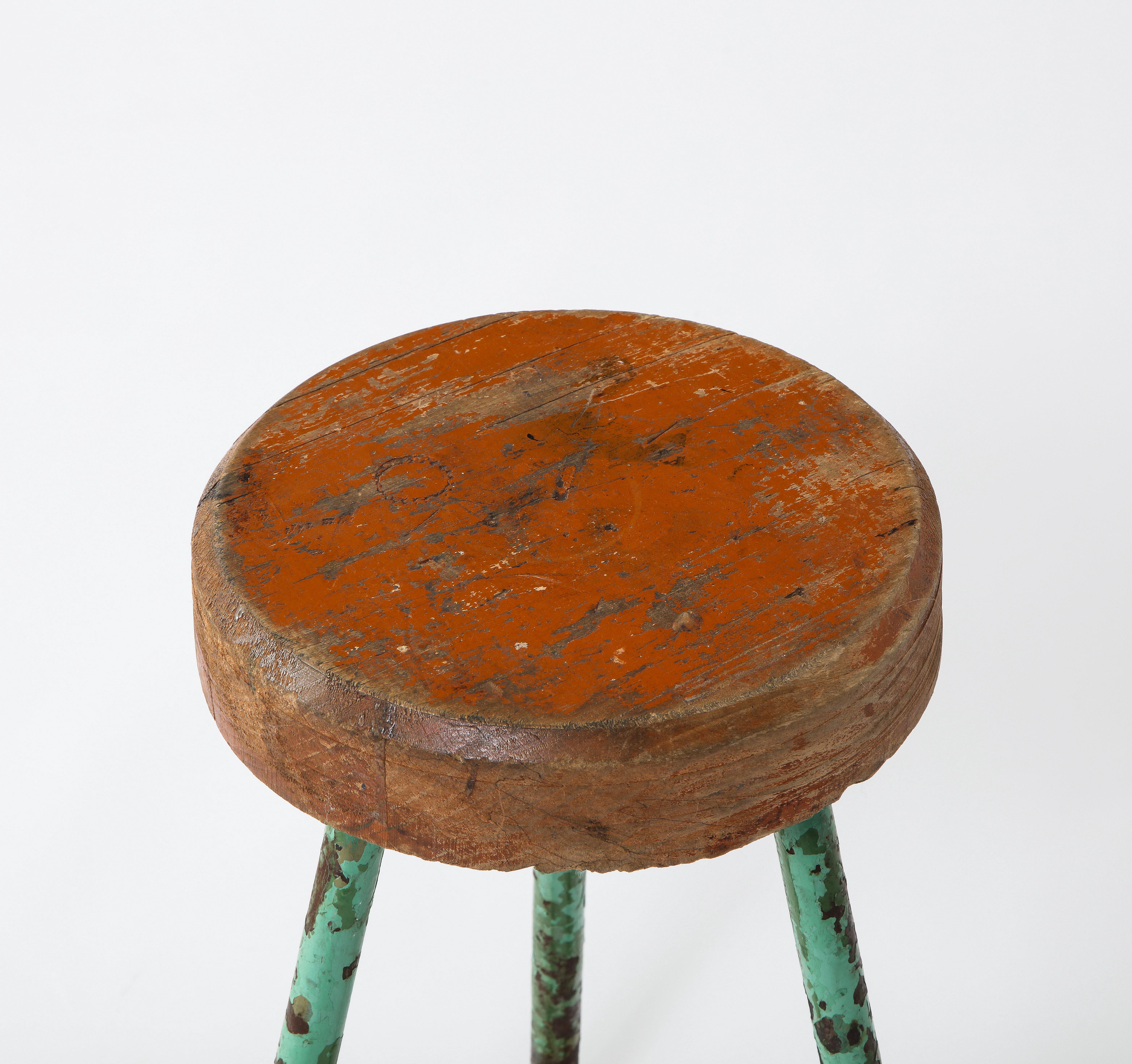 Can serve as a small side table beside a sofa, next to or between chairs. Great surface for stacking books.

Beautiful heavy patina, in an electric green. Thick wood top with original matte paint, with large areas of loss. 

Belgium,
