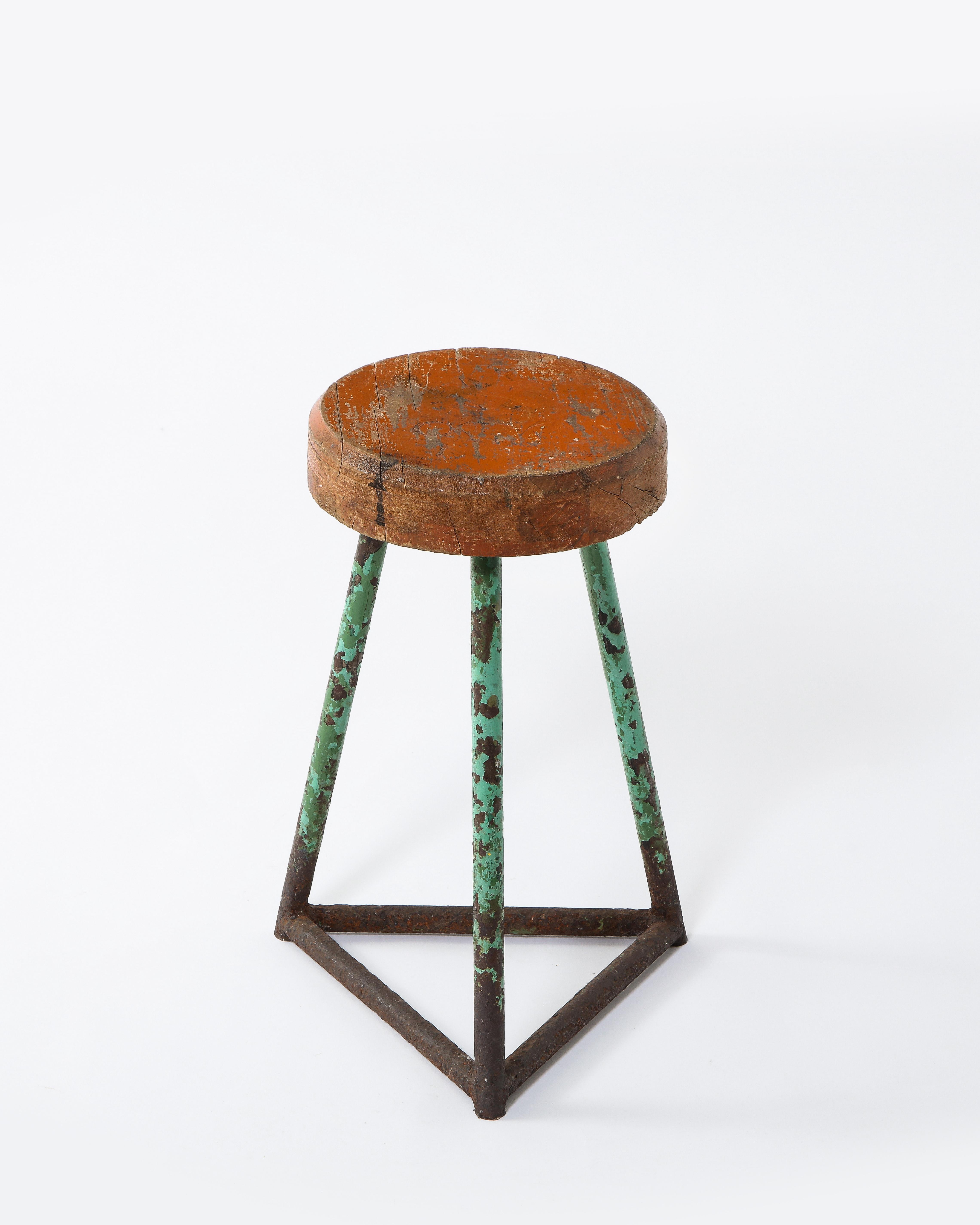 Taburete industrial vintage de madera y metal, muy patinado, Bélgica Años 60 Pintado en venta