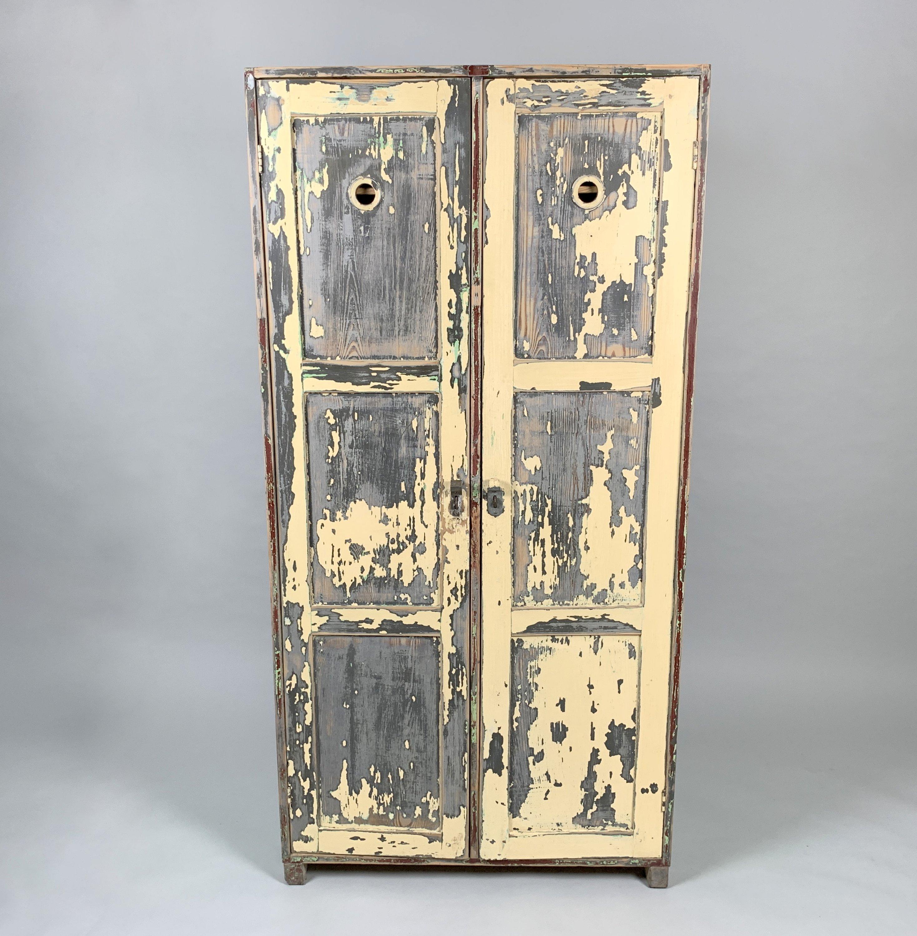 Armario industrial vintage de madera, pintura original, años 30 Industrial en venta