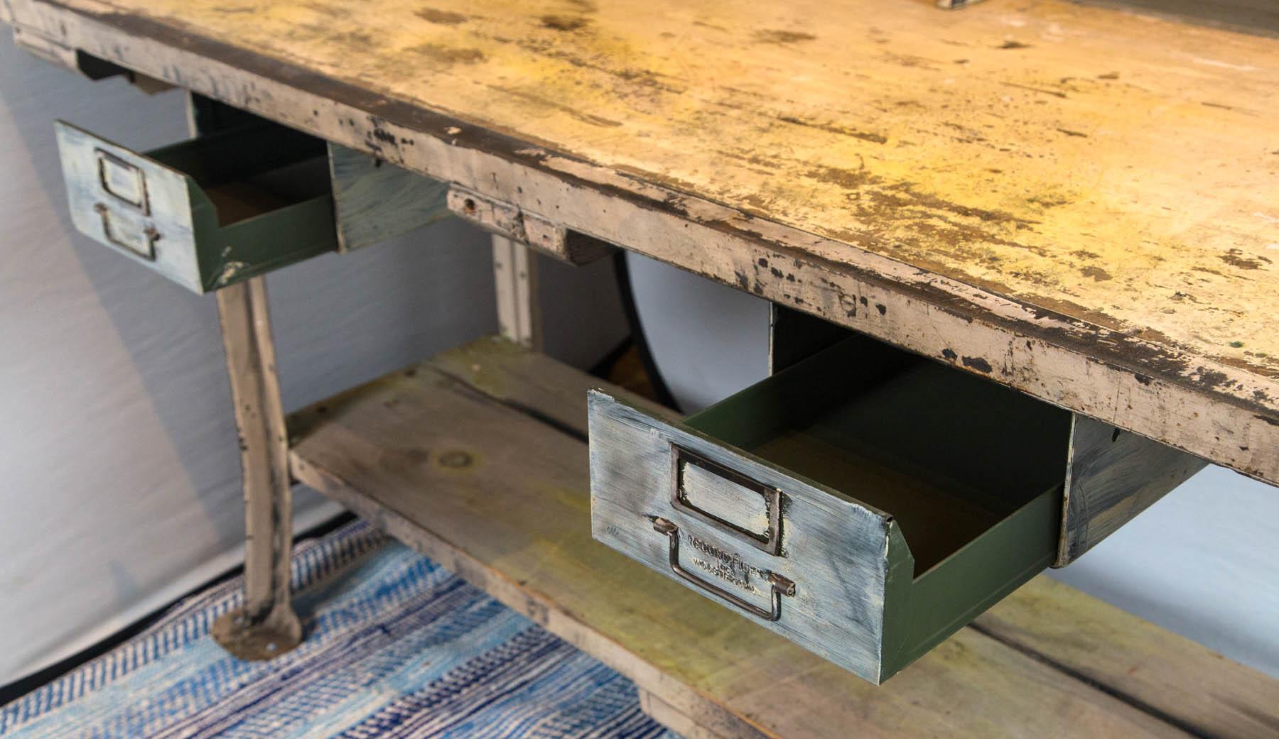 Vintage Industrial Work Desk im Zustand „Gut“ in Norwalk, CT