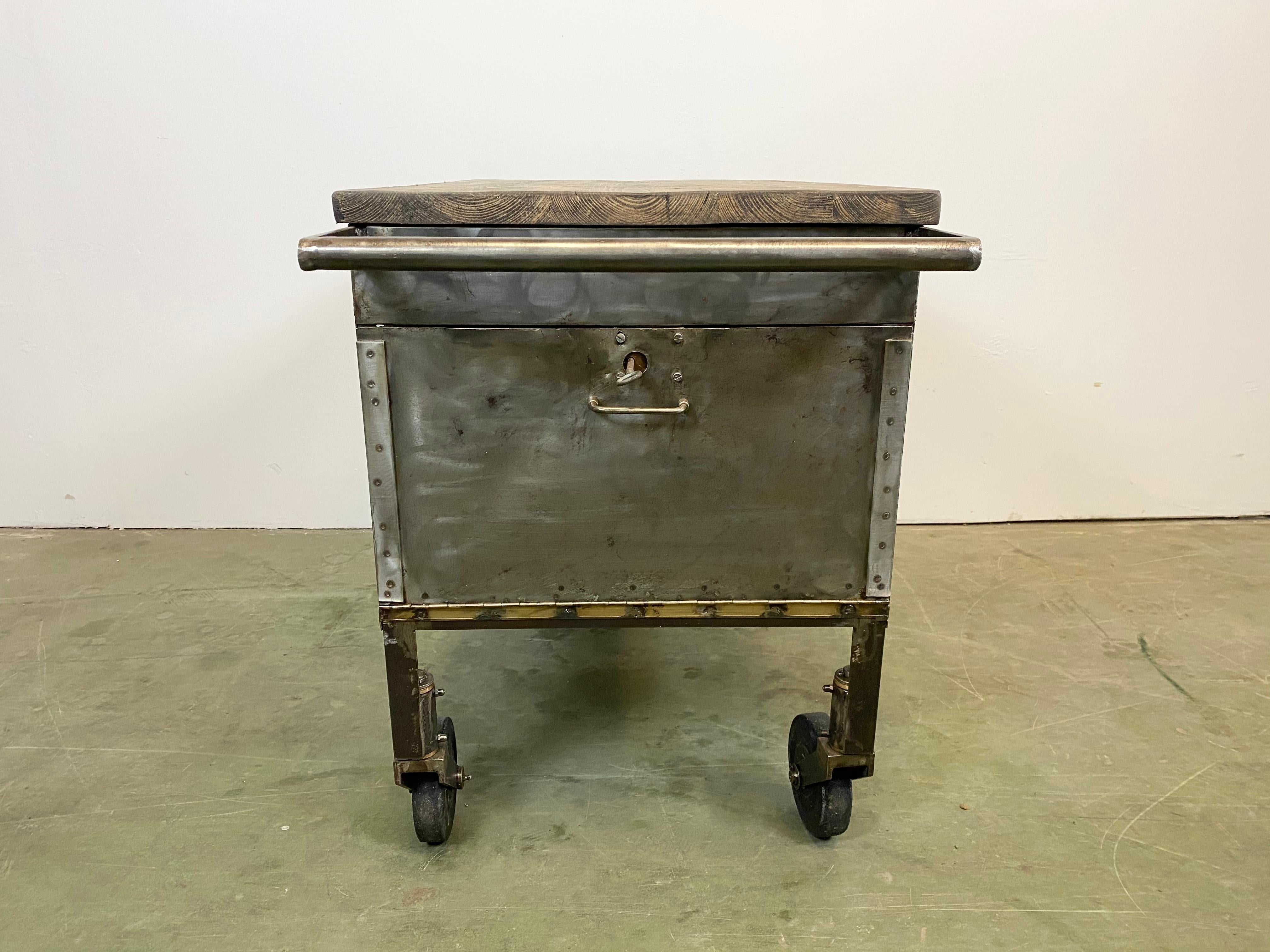 Industrial brushed workshop trolley from the 1960s. It features an iron construction with storage space on one side and two drawers on the other side, a solid wooden plate and four original wheels.
The weight of the trolley is 62 kg.