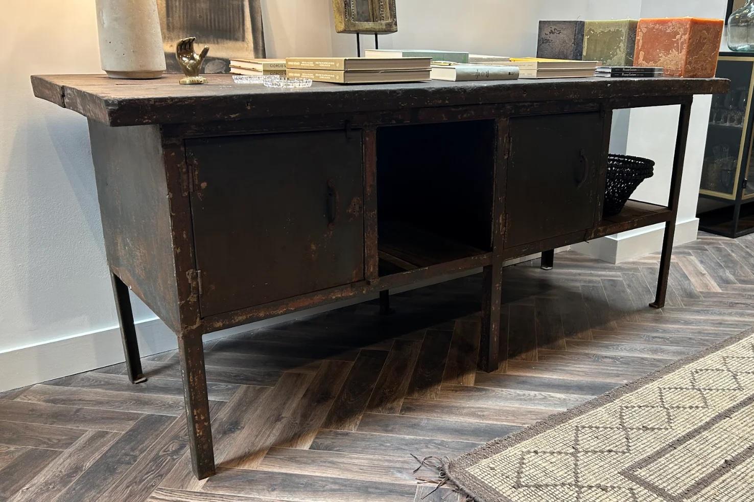 Mesa de trabajo industrial vintage de madera
Mesa de trabajo única de madera envejecida vintage, perfecta para utilizarla como expositor, mesa de trabajo o escritorio.
Dimensiones totales: 33,5H x 79 