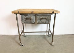 Mesa de trabajo industrial vintage sobre ruedas, años 60