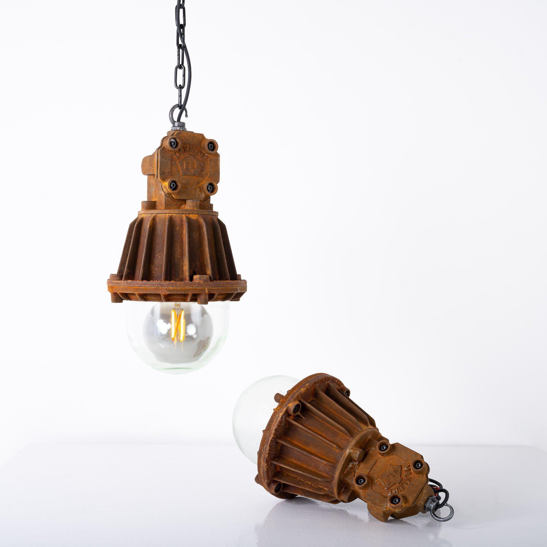 Rare luci a sospensione industriali ignifughe di Maxlume.
Questi pendenti industriali ignifughi sono stati prodotti da 