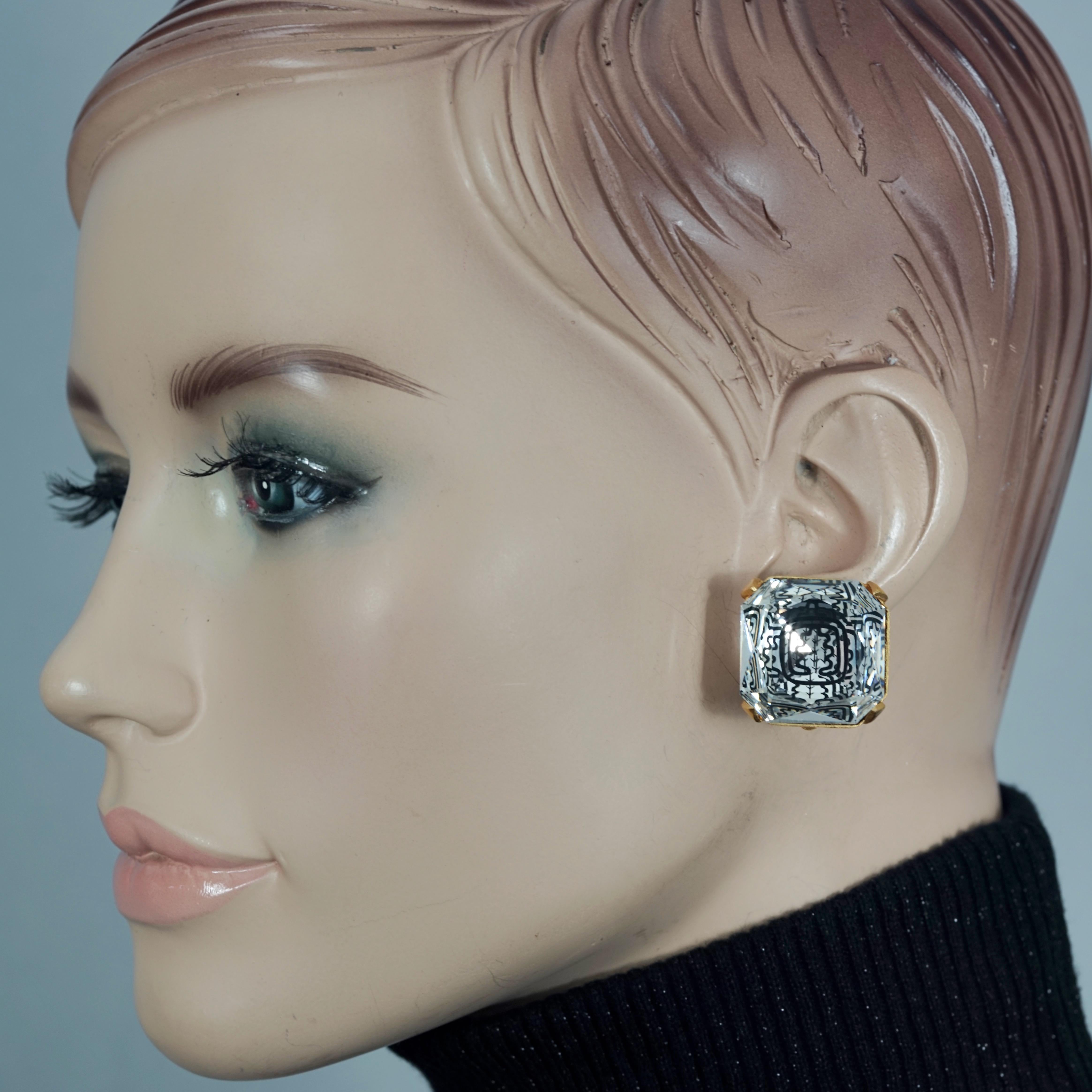 Vintage INES de la FRESSANGE Iconic Oak Leaf Crystal Earrings

Measurements:
Height: 0.94 inch (2.4 cm)
Width: 0.94 inch (2.4 cm)
Weight per Earring: 16 grams

FEATURES:
- 100% Authentic INES de la FRESSANGE.
- Faceted crystal earrings with iconic