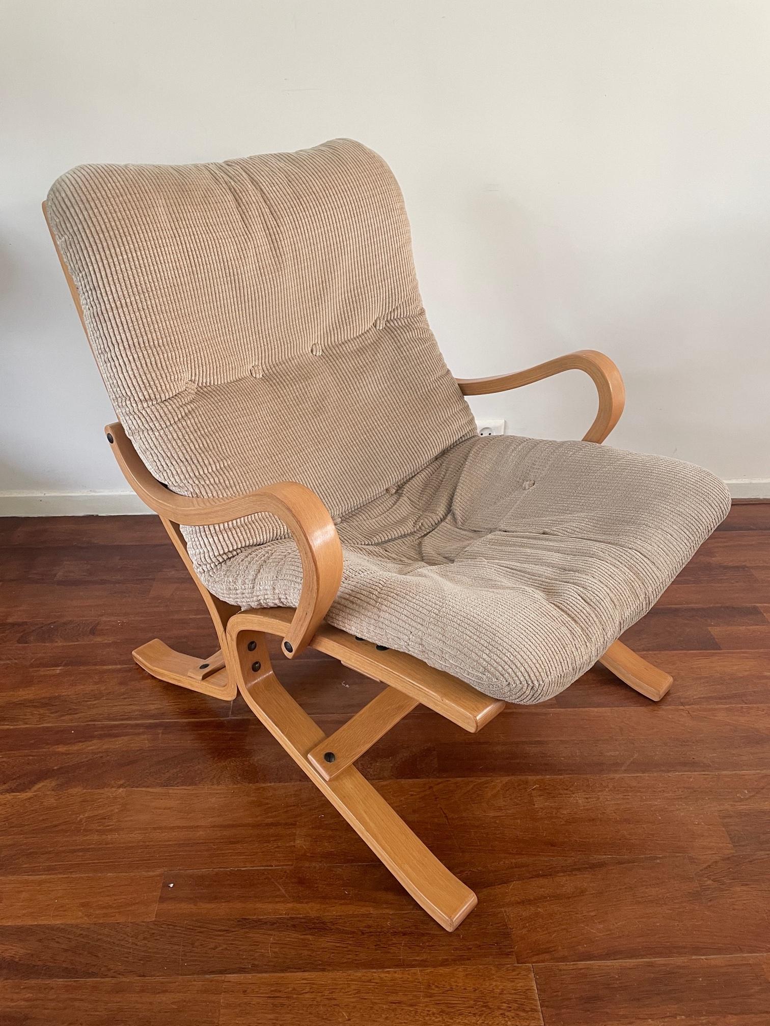 What a beautiful piece of furniture! This early Ingmar Relling is a lust for the eye. The curves, the material and the little details such as the push button to connect the cushion to the frame. A real nice item which withstood the time real good.