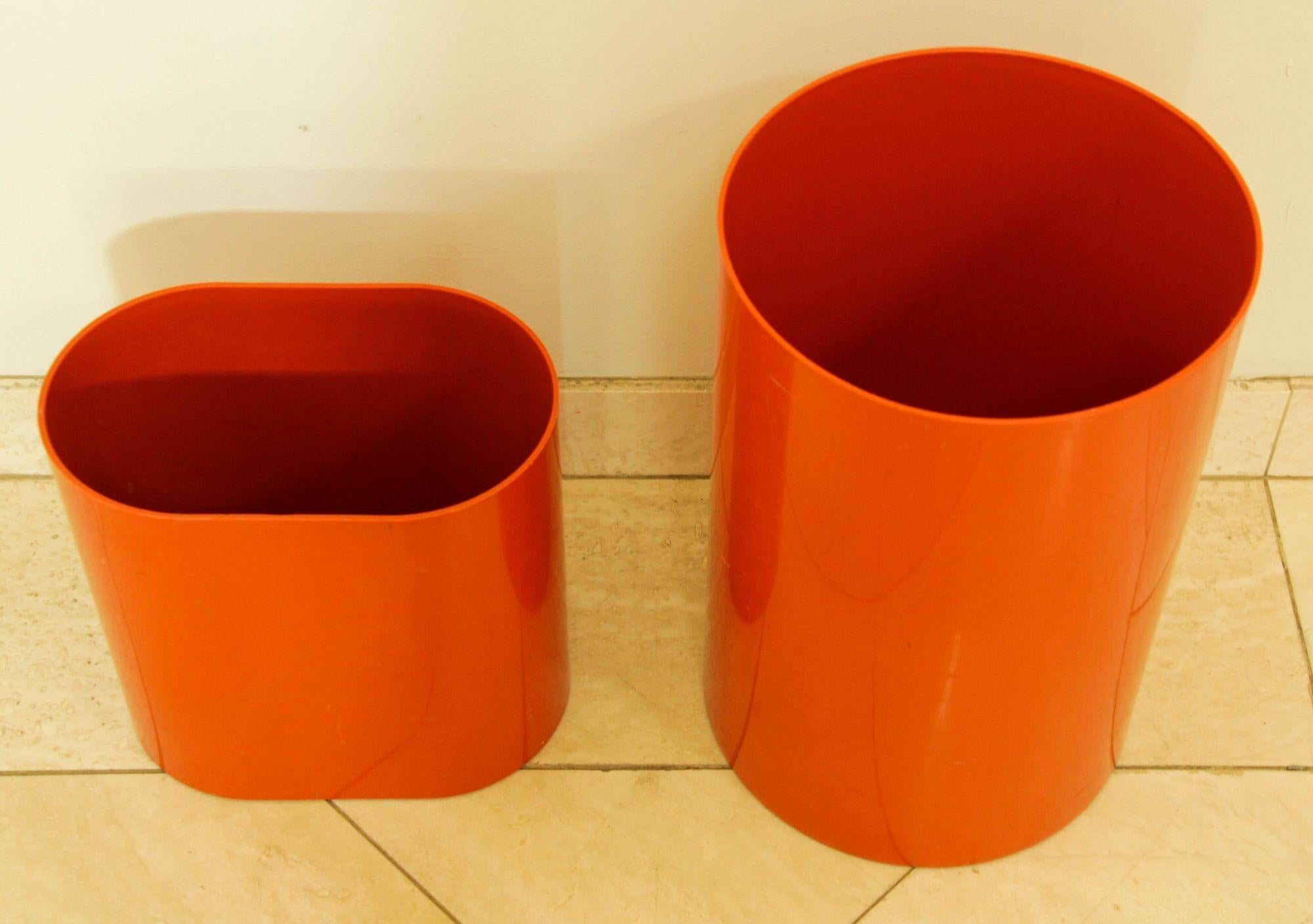 Vintage Ingrid Ltd. Chicago red burnt orange wastebasket storage paper bins.
1970s Ingrid Ltd. Chicago Orange Plastic Trash Can set of 2.
Incredible mid-century modern trash can storage bin by Ingrid Ltd.
With a vibrant orange rust color storage,