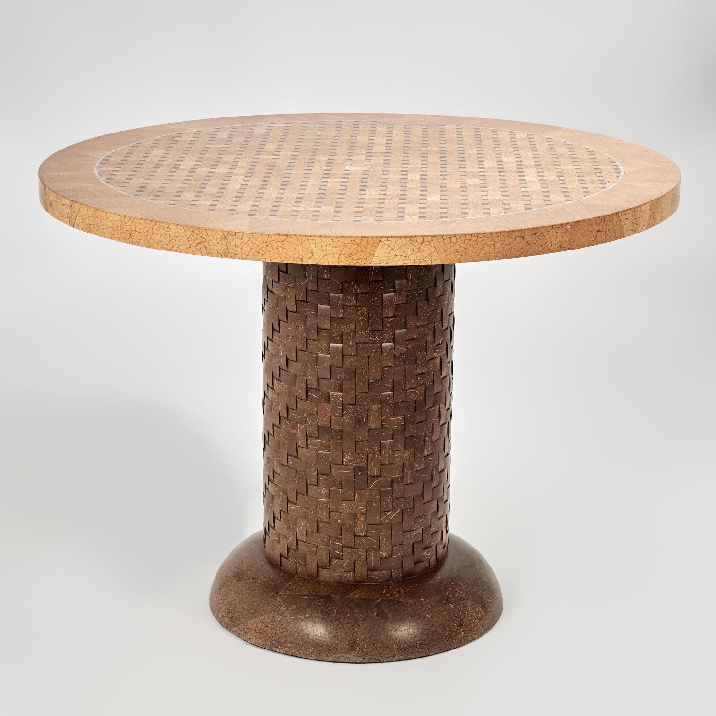 Schicker Mitteltisch aus der Mitte des Jahrhunderts mit einer runden Platte mit eingelegten geometrischen Kokosnussmustern und einer Perlmuttbordüre über einem Sockel mit einem Kokosnussmotiv im Fischgrätmuster auf einem Kokosnuss-Mosaiksockel.