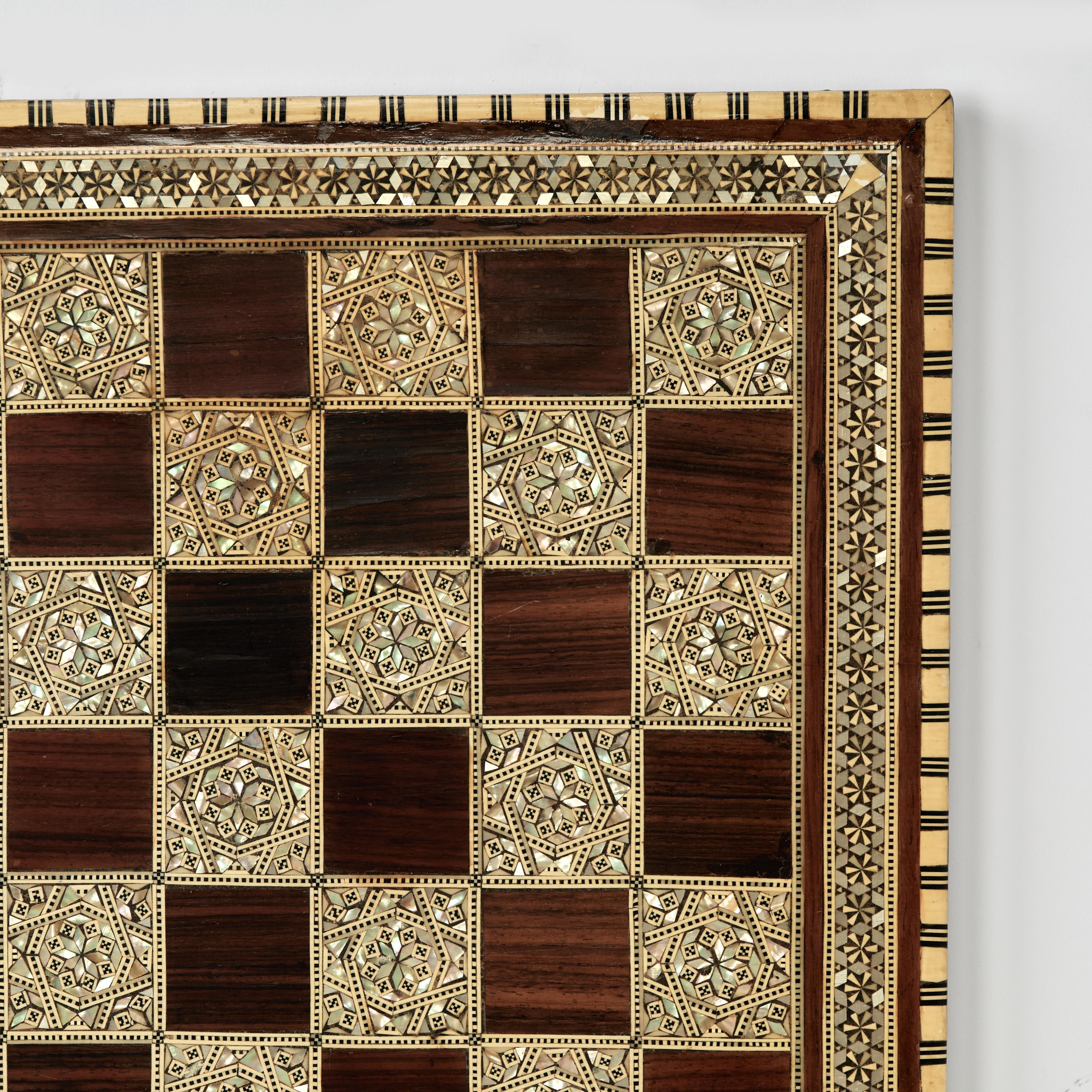 Vintage Inlaid Perlmutt und Knochen ägyptischen Schach oder Spielbrett (Maurisch) im Angebot