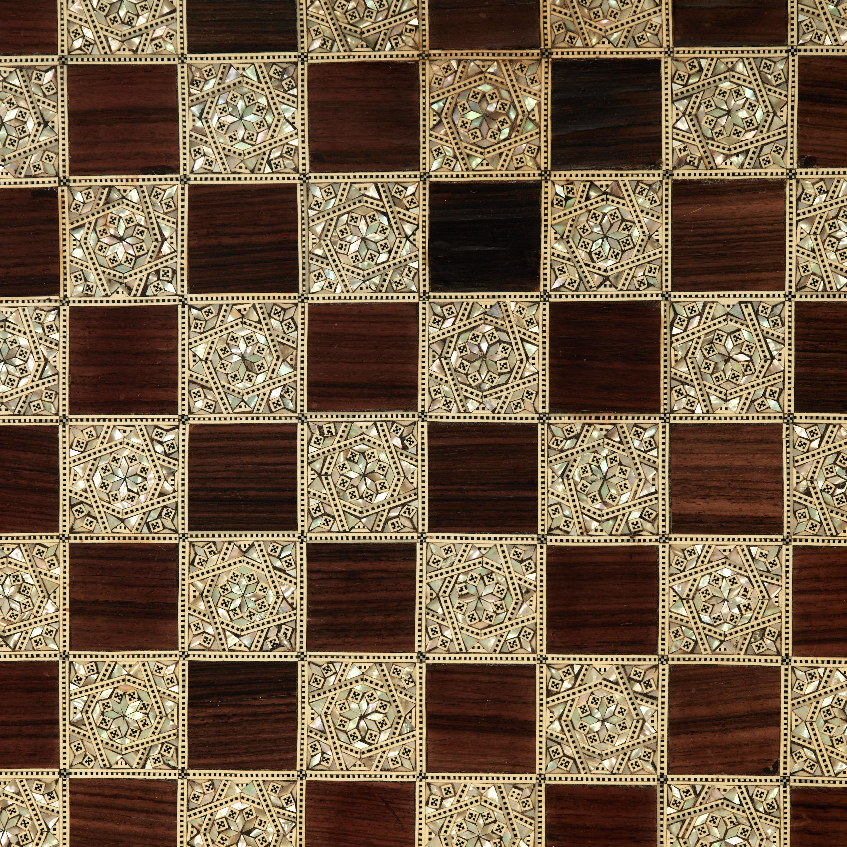 Vintage Inlaid Perlmutt und Knochen ägyptischen Schach oder Spielbrett (Ägyptisch) im Angebot