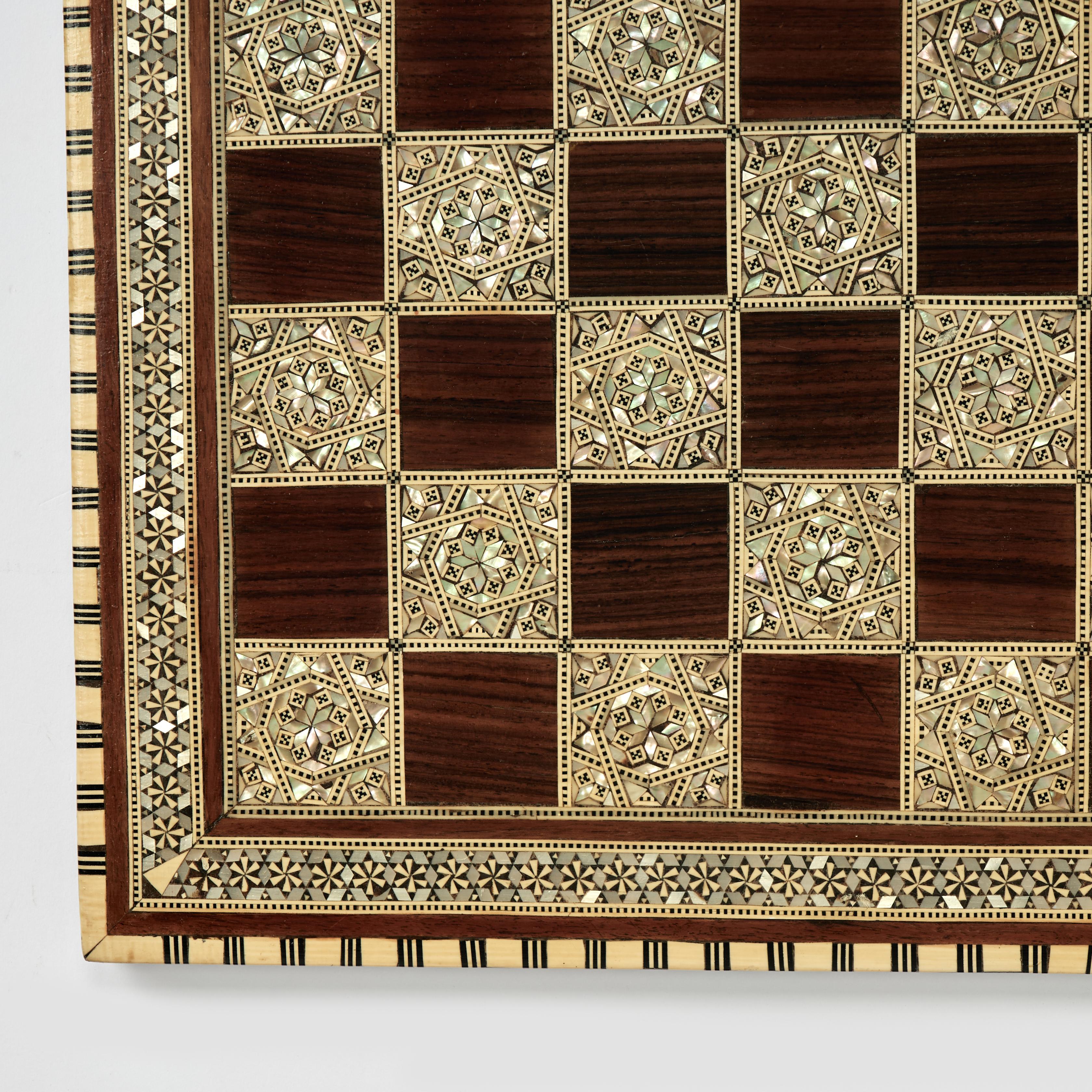 Vintage Inlaid Perlmutt und Knochen ägyptischen Schach oder Spielbrett (Handgefertigt) im Angebot