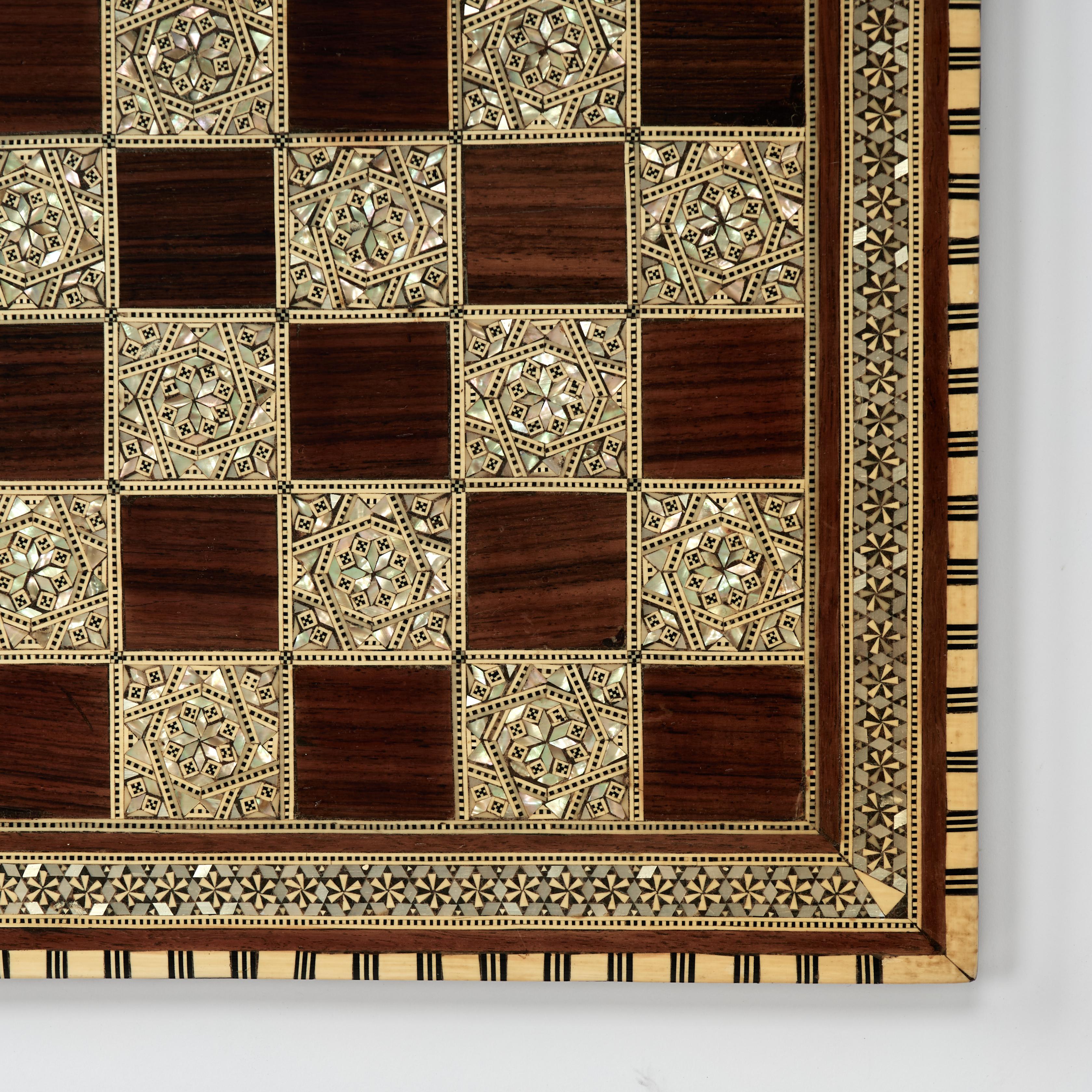 Vintage Inlaid Perlmutt und Knochen ägyptischen Schach oder Spielbrett im Zustand „Gut“ im Angebot in Palm Beach, FL