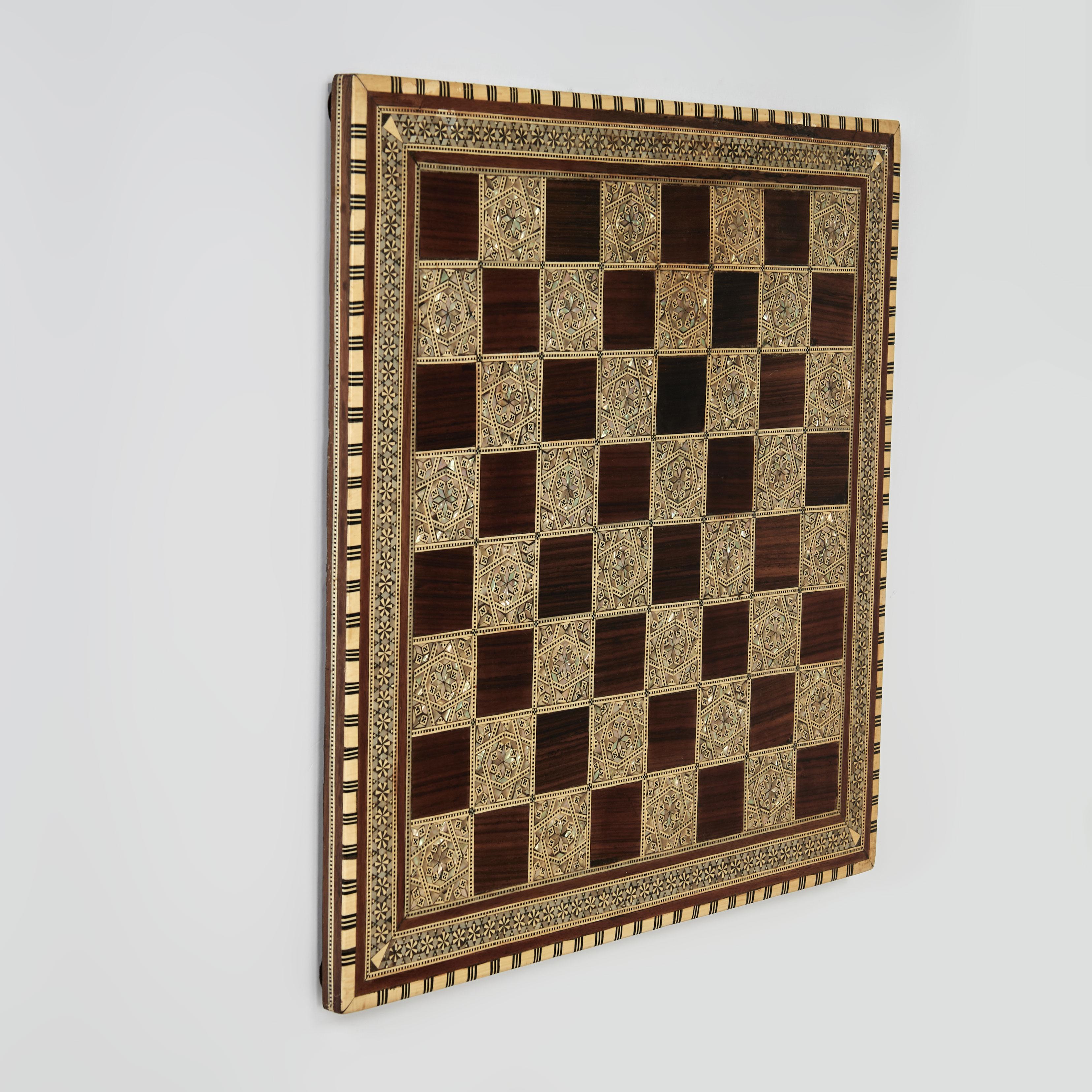 Vintage Inlaid Perlmutt und Knochen ägyptischen Schach oder Spielbrett (20. Jahrhundert) im Angebot