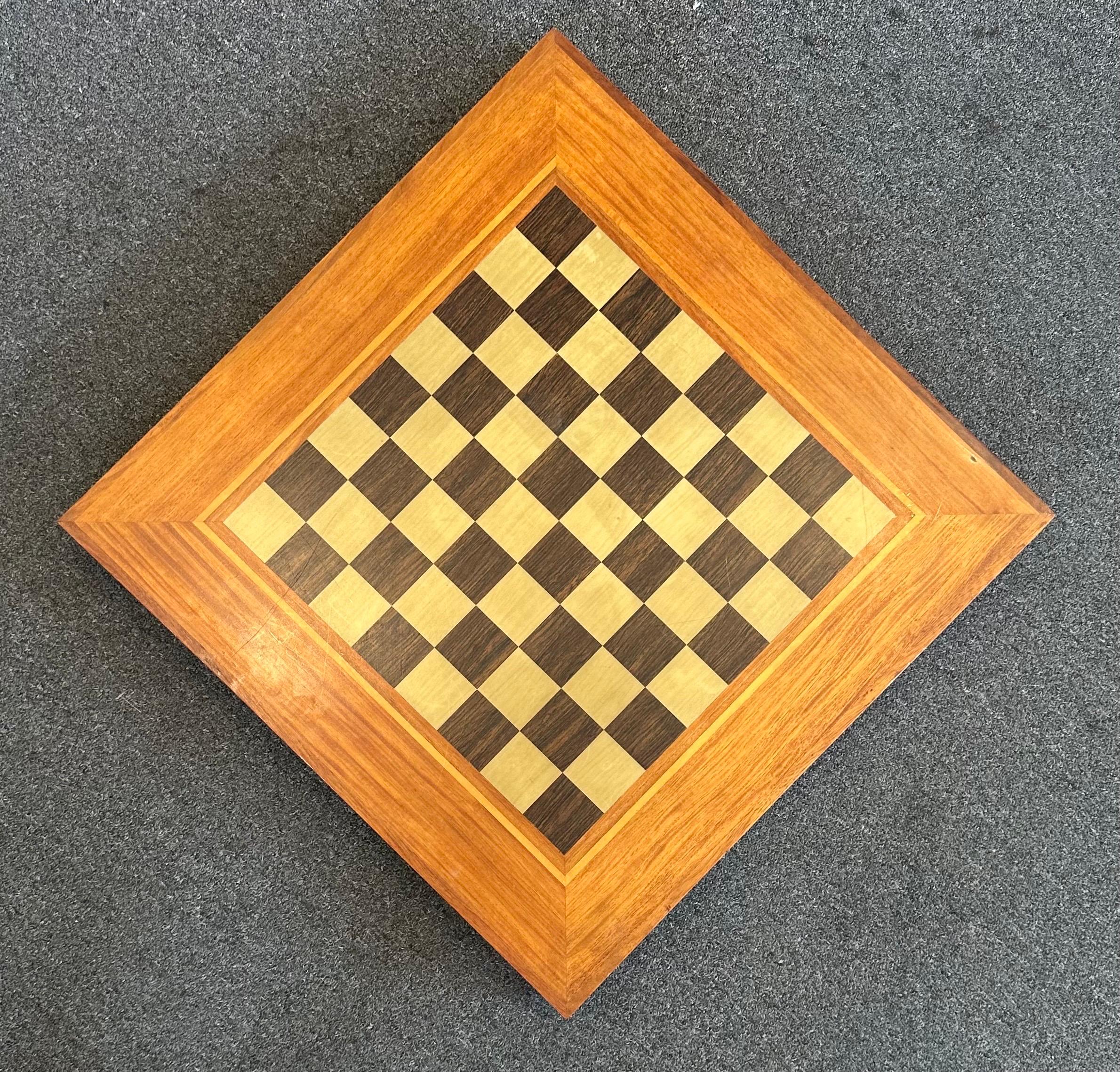 Vintage Inlaid Solid Mixed Woods Collapsible Chess Board Table en vente 2
