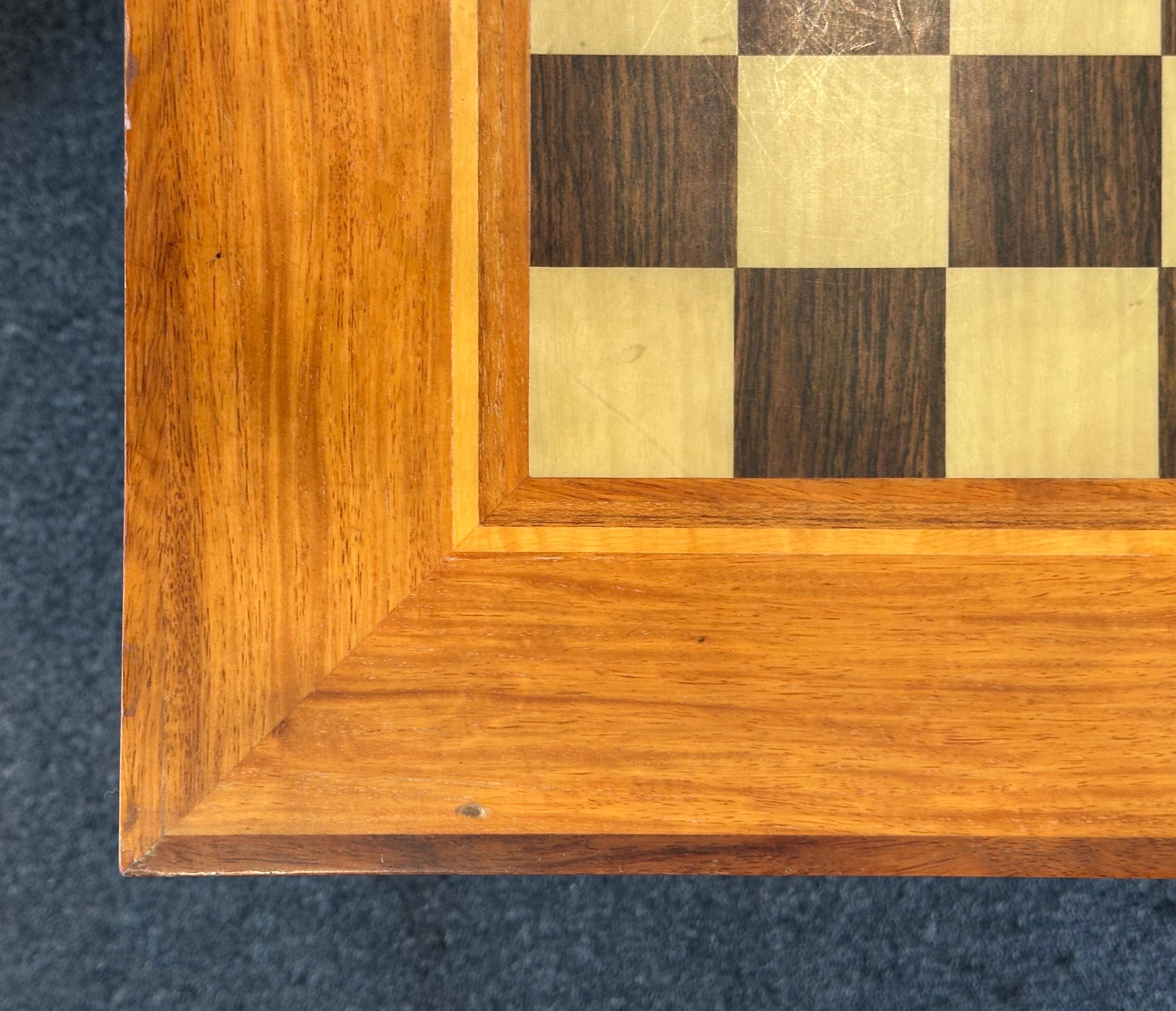 Vintage Inlaid Solid Mixed Woods Collapsible Chess Board Table en vente 4