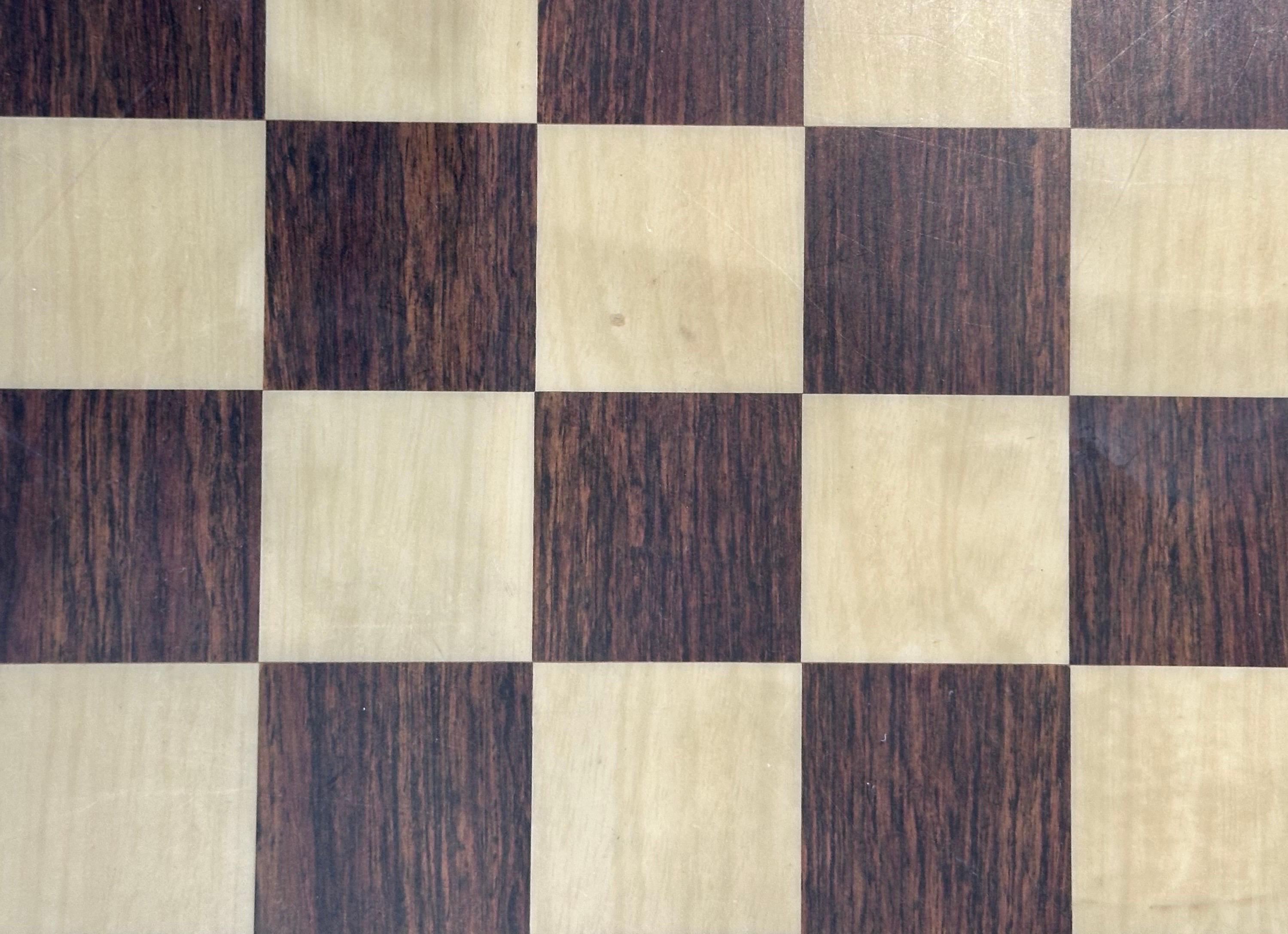 Vintage Inlaid Solid Mixed Woods Collapsible Chess Board Table en vente 5