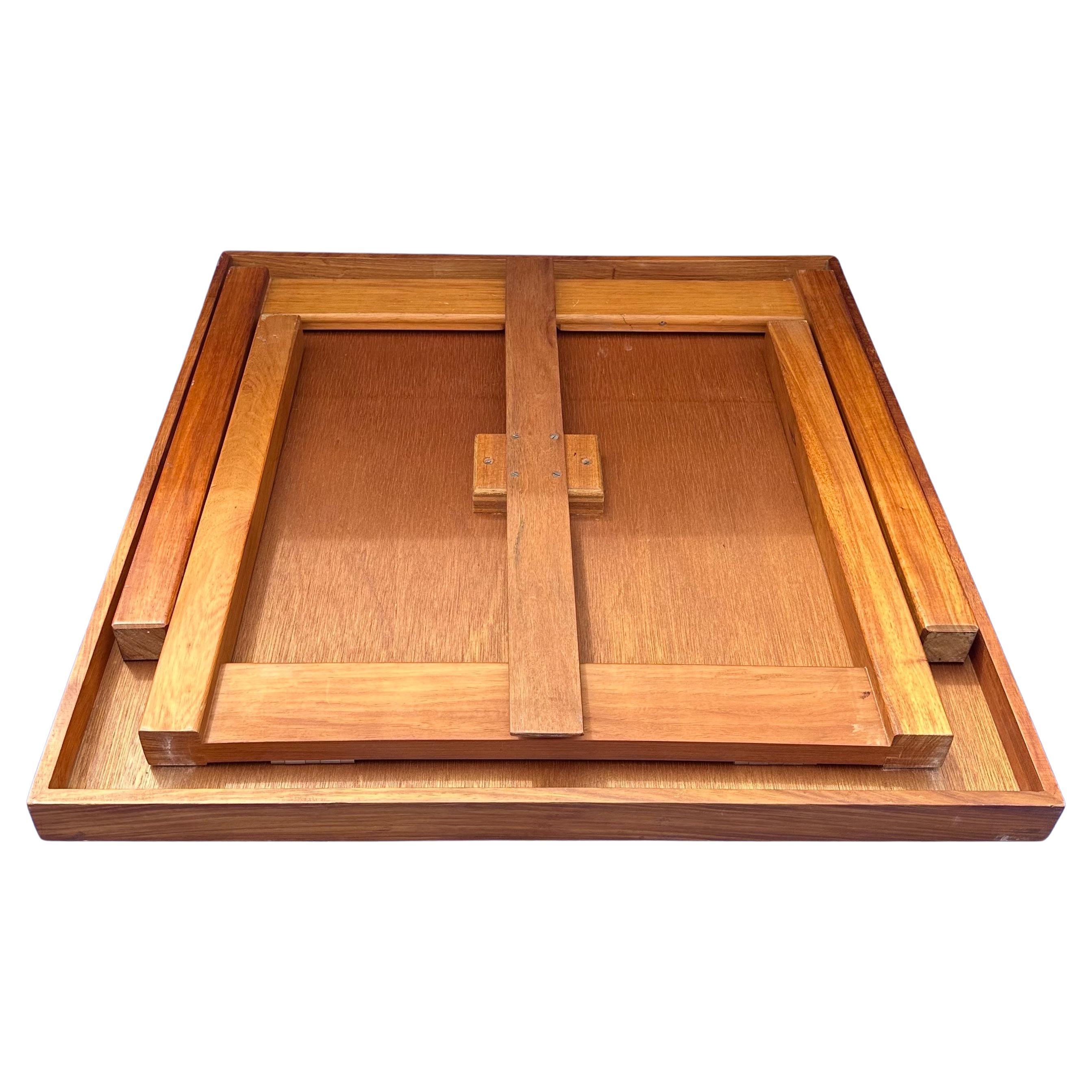 Sculpté à la main Vintage Inlaid Solid Mixed Woods Collapsible Chess Board Table en vente