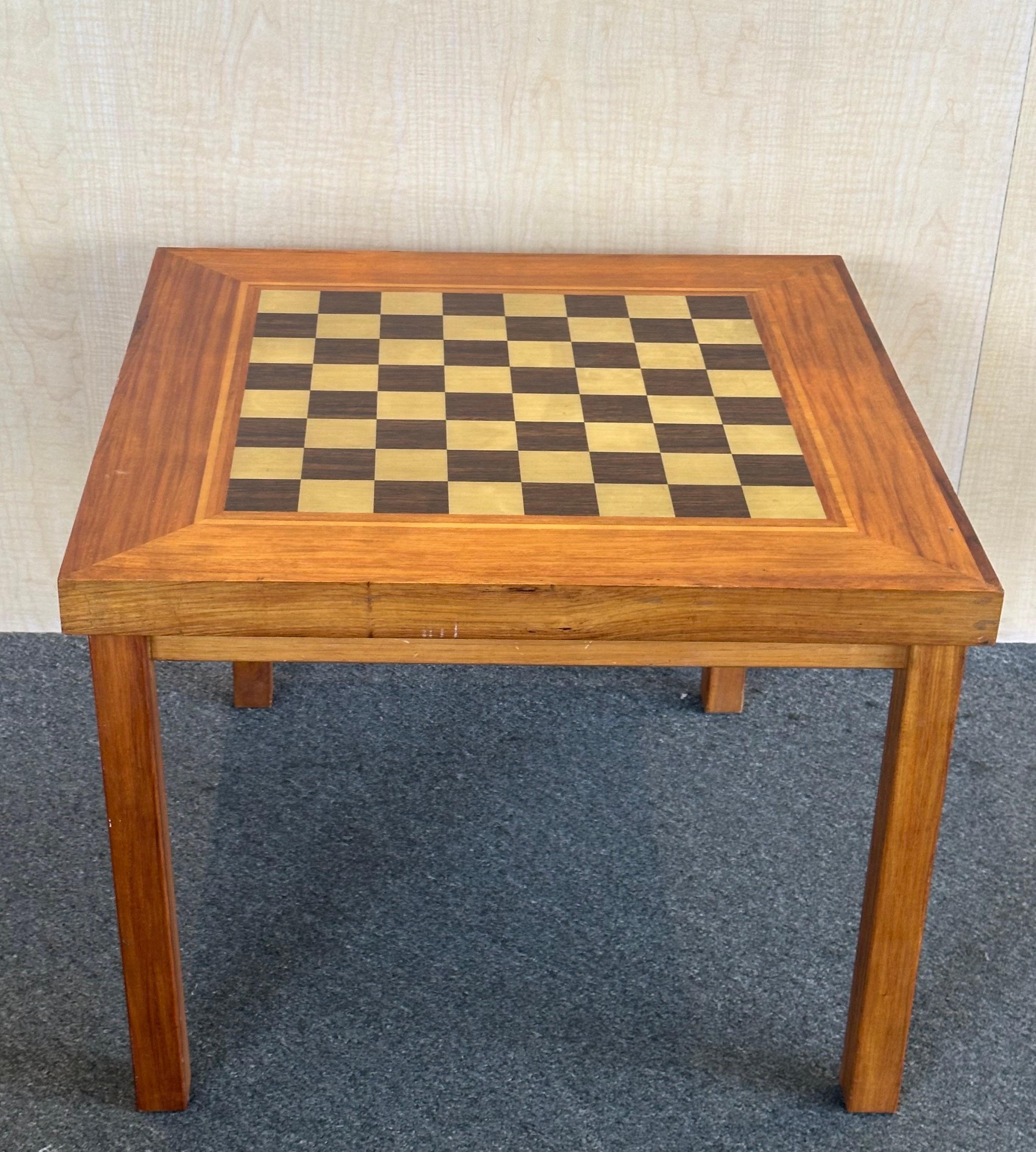 20ième siècle Vintage Inlaid Solid Mixed Woods Collapsible Chess Board Table en vente