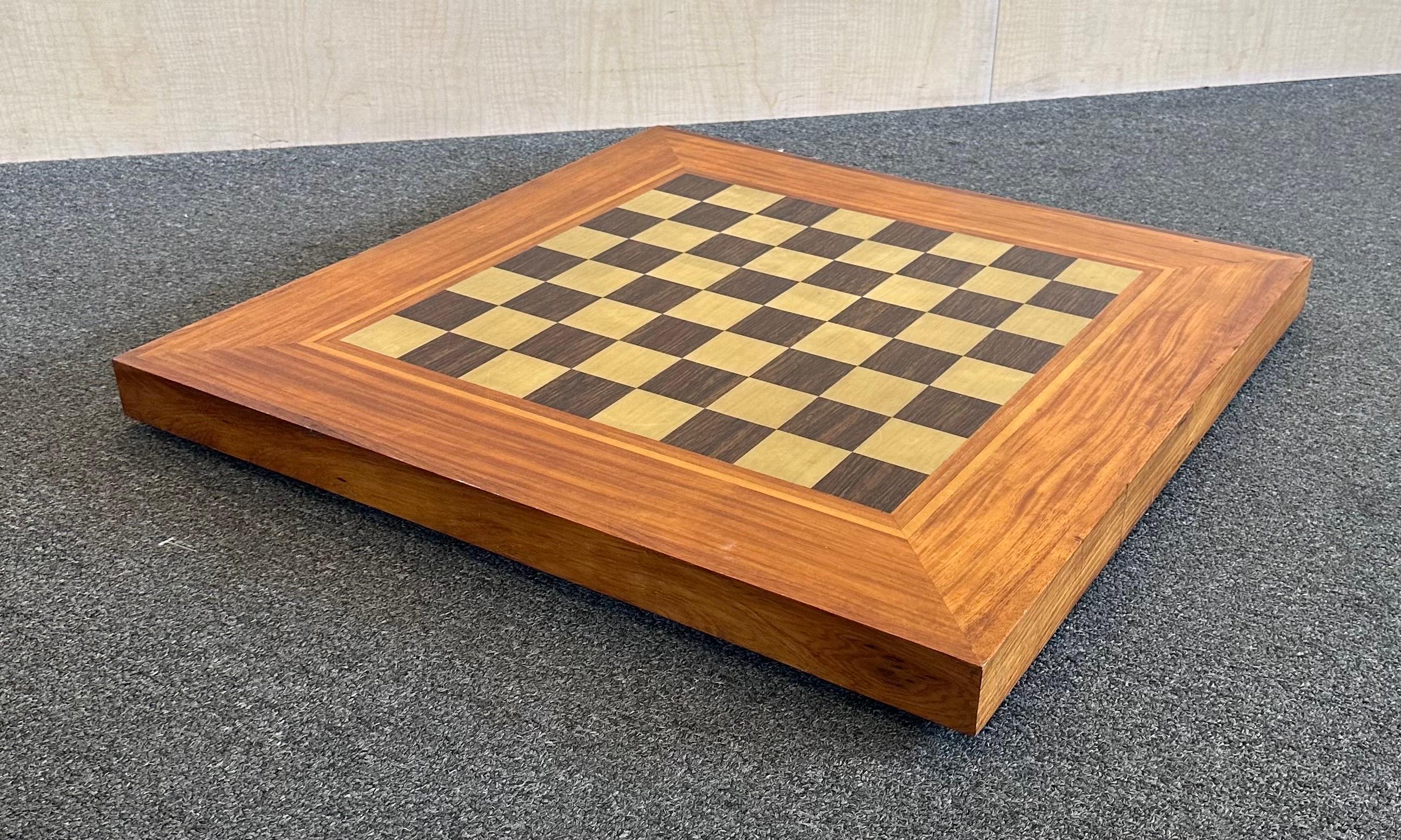 Vintage Inlaid Solid Mixed Woods Collapsible Chess Board Table en vente 1