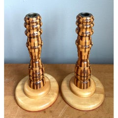 Candelieri vintage in legno intarsiato - una coppia
