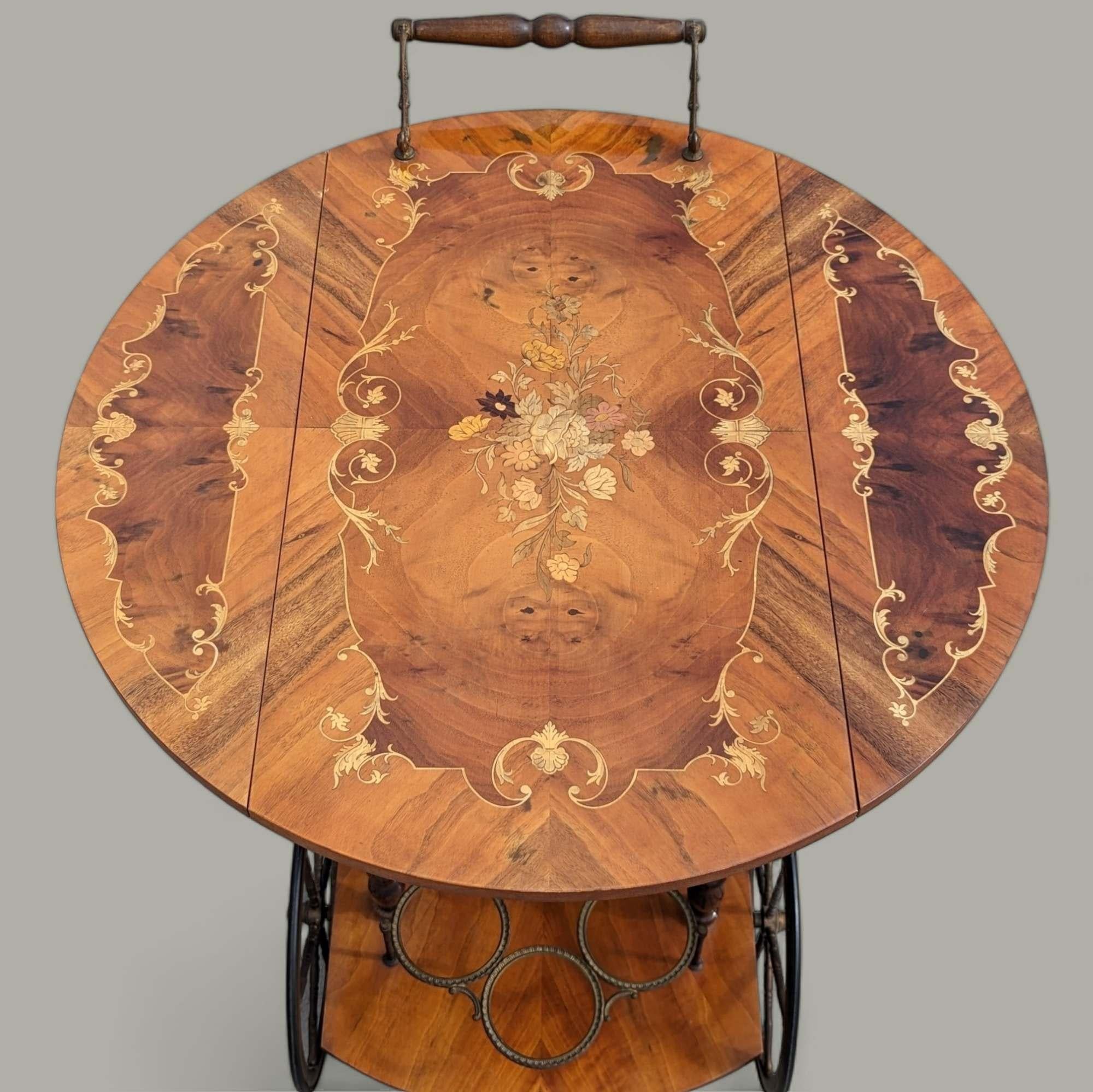 Esta elegante pieza combina funcionalidad con arte atemporal, perfecta para servir bebidas o como acento decorativo en tu salón o comedor. La robusta estructura de madera del carrito, su detallado acabado y sus ruedas de deslizamiento suave lo