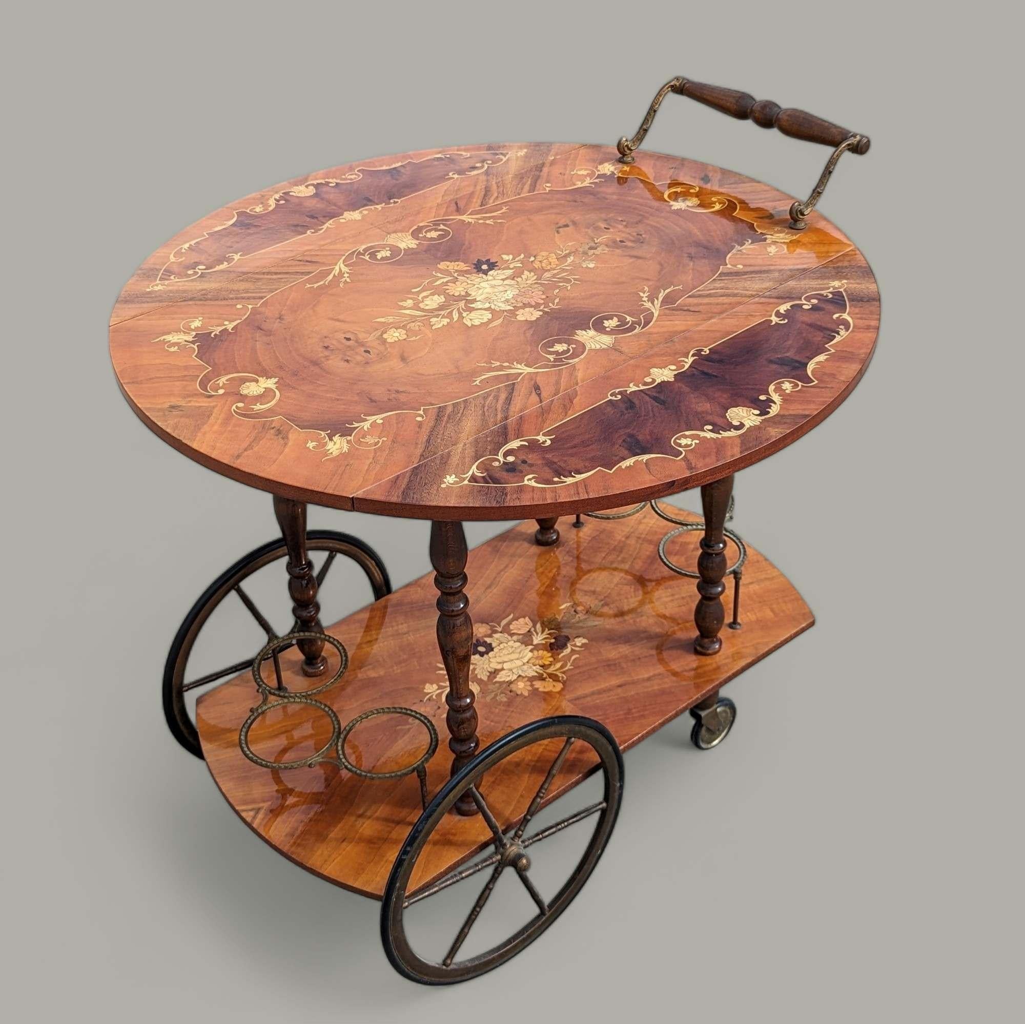 Carro de bar italiano vintage con incrustaciones de madera y motivos florales Madera dura en venta
