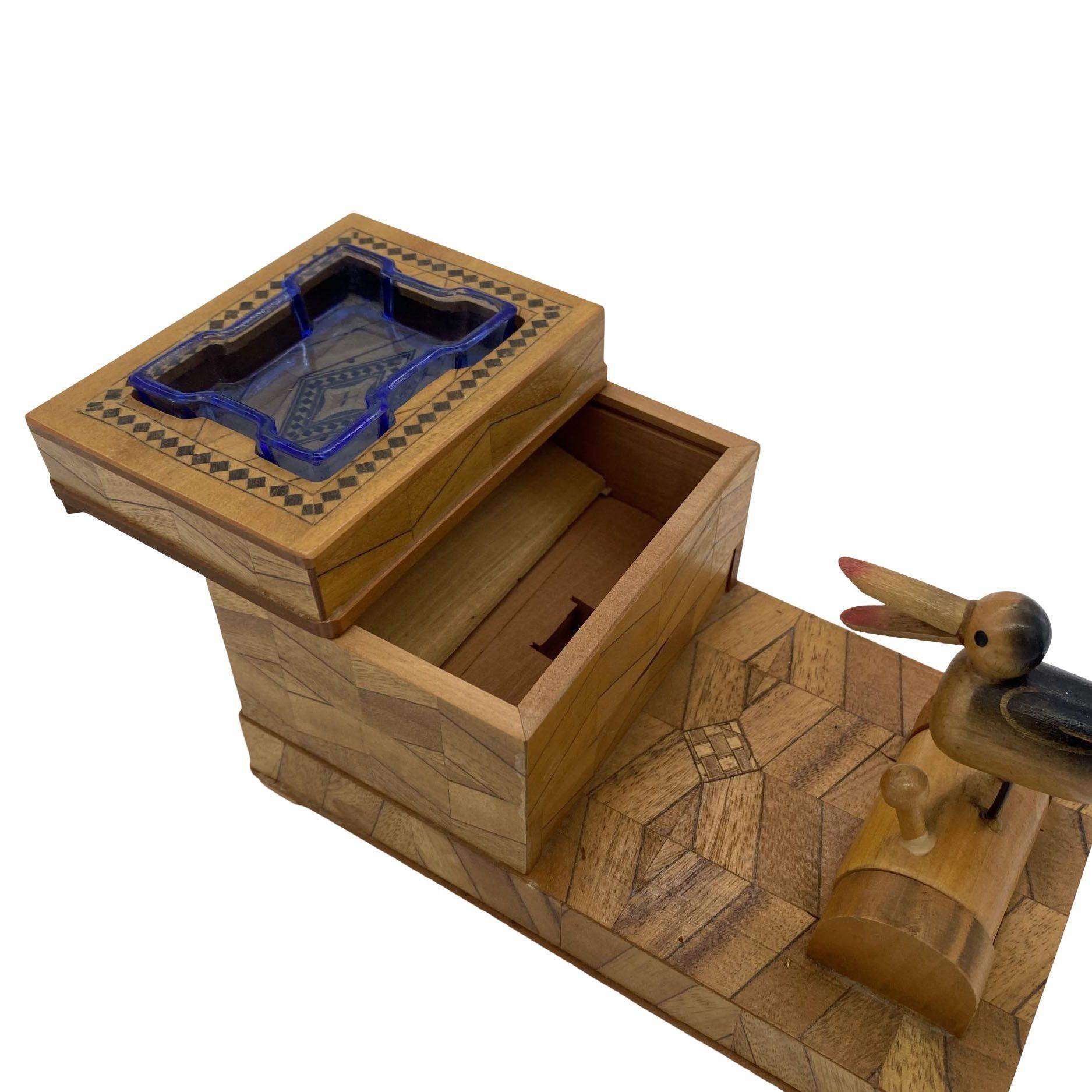 Zigarrenkistenhalter-Schrank mit Intarsien aus geschnitztem Holz mit Aschenbecher und Mechan (Art déco) im Angebot