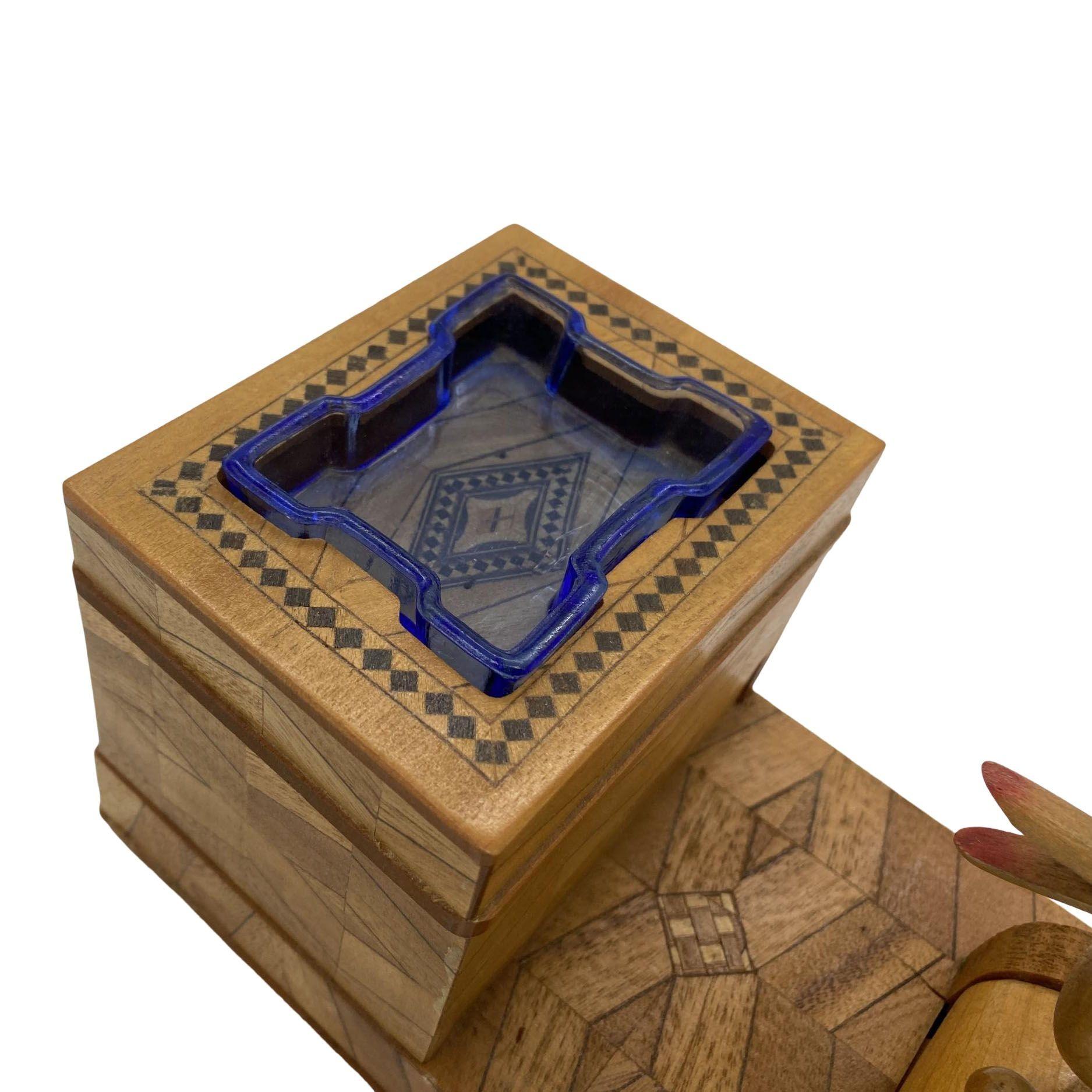 Zigarrenkistenhalter-Schrank mit Intarsien aus geschnitztem Holz mit Aschenbecher und Mechan (amerikanisch) im Angebot