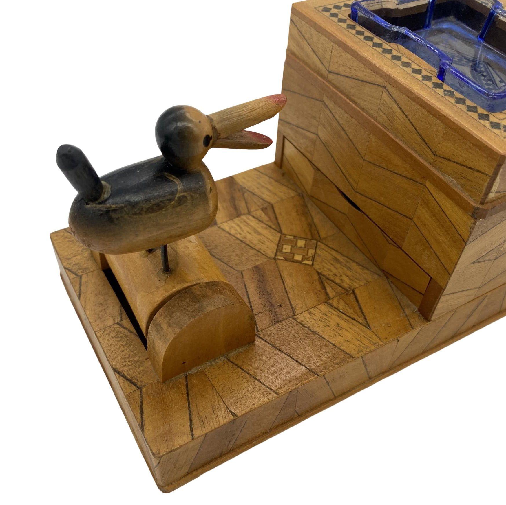 Zigarrenkistenhalter-Schrank mit Intarsien aus geschnitztem Holz mit Aschenbecher und Mechan im Zustand „Hervorragend“ im Angebot in Van Nuys, CA