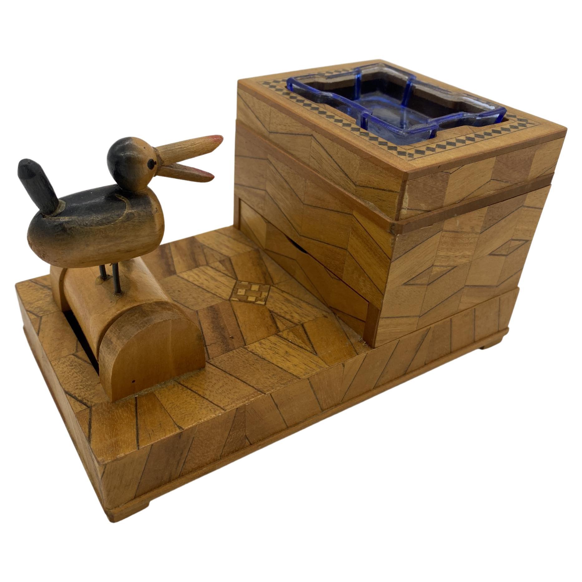 Zigarrenkistenhalter-Schrank mit Intarsien aus geschnitztem Holz mit Aschenbecher und Mechan im Angebot