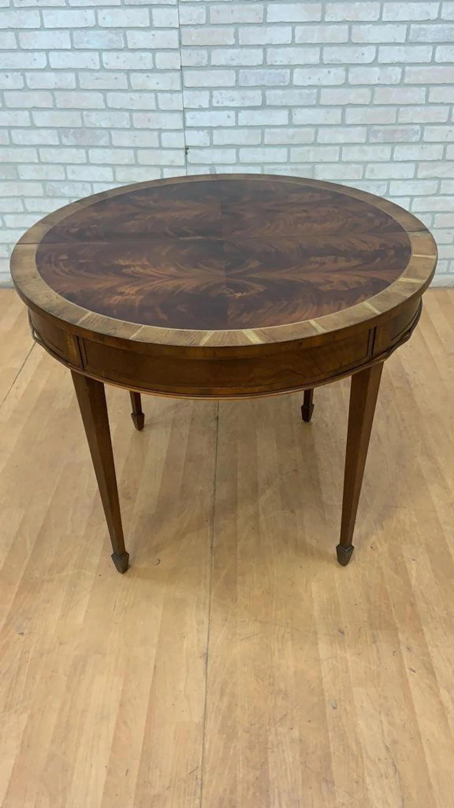 Vintage Inlay Flame Mahagoni Tisch mit klappbarer Demi Lune Konsole

Dieser Tisch zeichnet sich durch ein atemberaubendes Intarsien-Design aus, das aus geflammtem Mahagoni gefertigt ist und die reichen, warmen Farbtöne und einzigartigen Maserungen