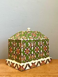Caja vintage con incrustaciones de piedra