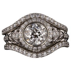 Ensemble de bague de fiançailles d'inspiration vintage avec diamant rond de 1,13 carat et halo de diamants pavés 