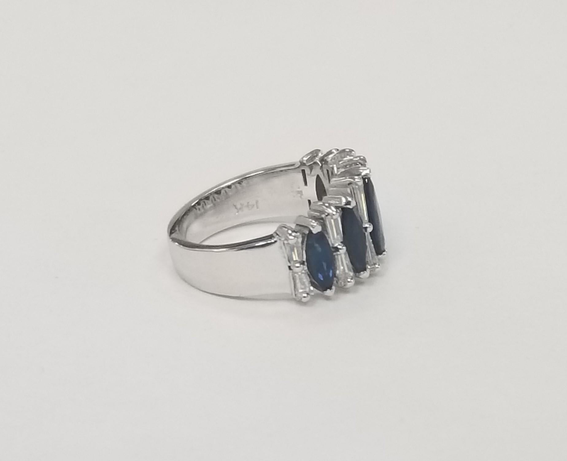 Vintage 14k white gold Marquise Sapphire and Baguette Cut Diamond Wedding Ring . 
Spécifications :
Métal : Or blanc 14K
Pierre centrale : 5 saphirs taillés en marquise de 2,25 cts.
Pierres latérales : 12 diamants baguettes .90 cts.
Couleur :