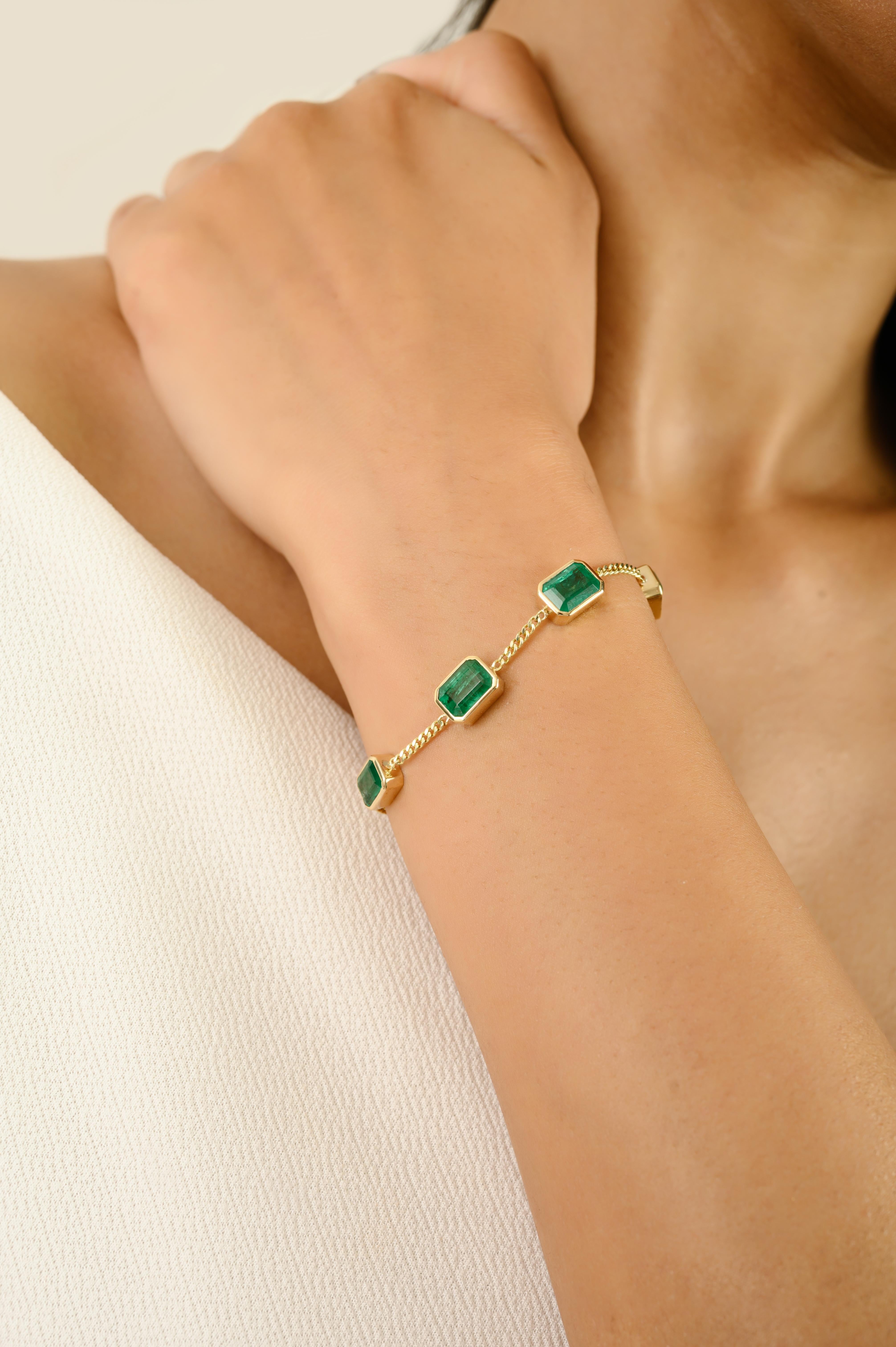Rehaussez votre collection de bijoux avec ce bracelet en or jaune 14k à chaton serti d'émeraudes, d'inspiration vintage. Cinq émeraudes magnifiquement taillées, d'un poids total de 5,27 carats, sont serties en biseau pour mettre en valeur leur