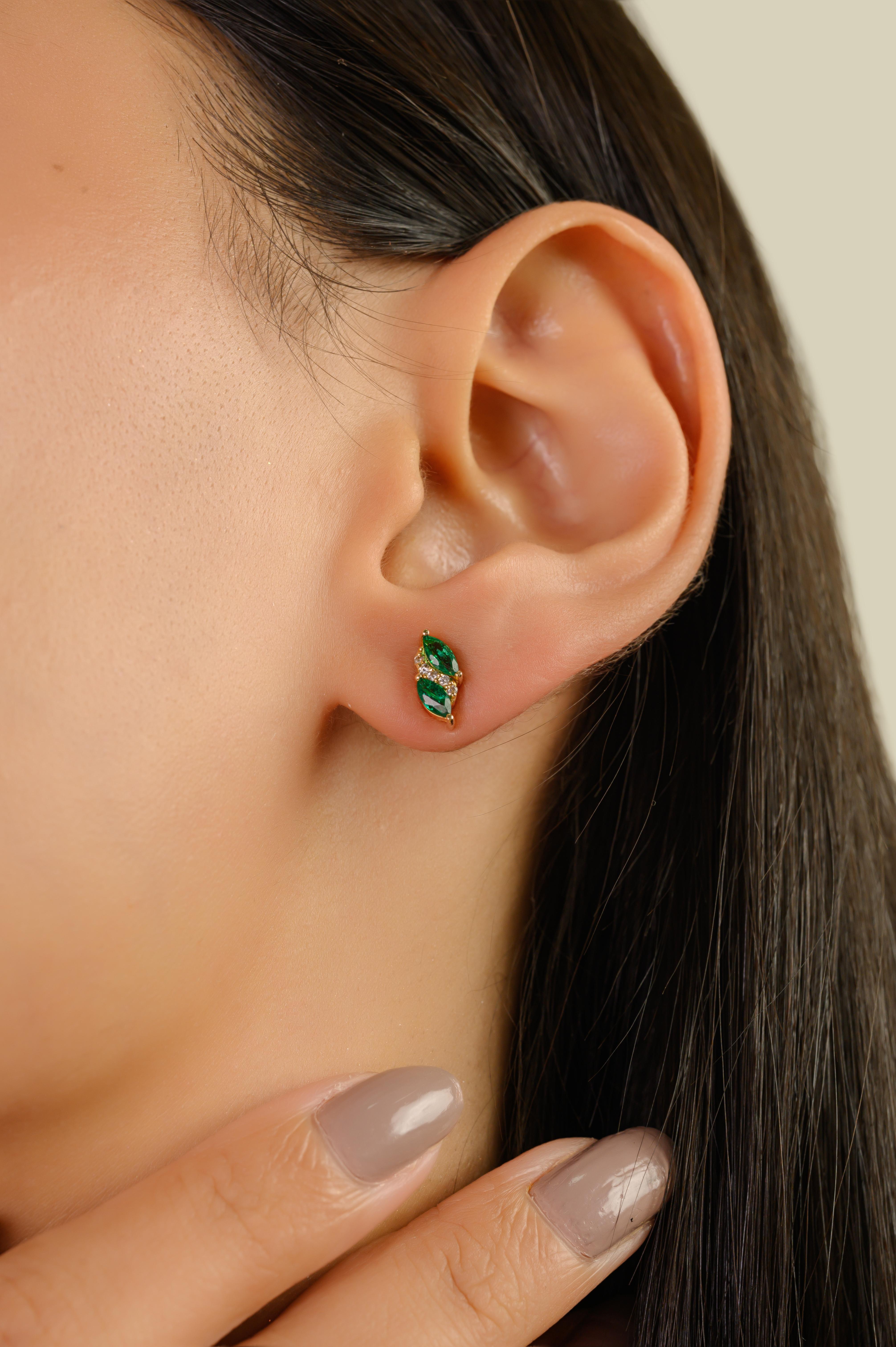 Vintage-inspirierte 14K Gelbgold-Ohrstecker mit natürlichem Smaragd und Diamant Damen im Angebot