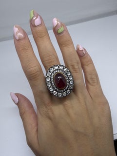 Anillo de cóctel de inspiración vintage, de oro de 18 quilates, con un rubí africano de 9,02 quilates y diamantes