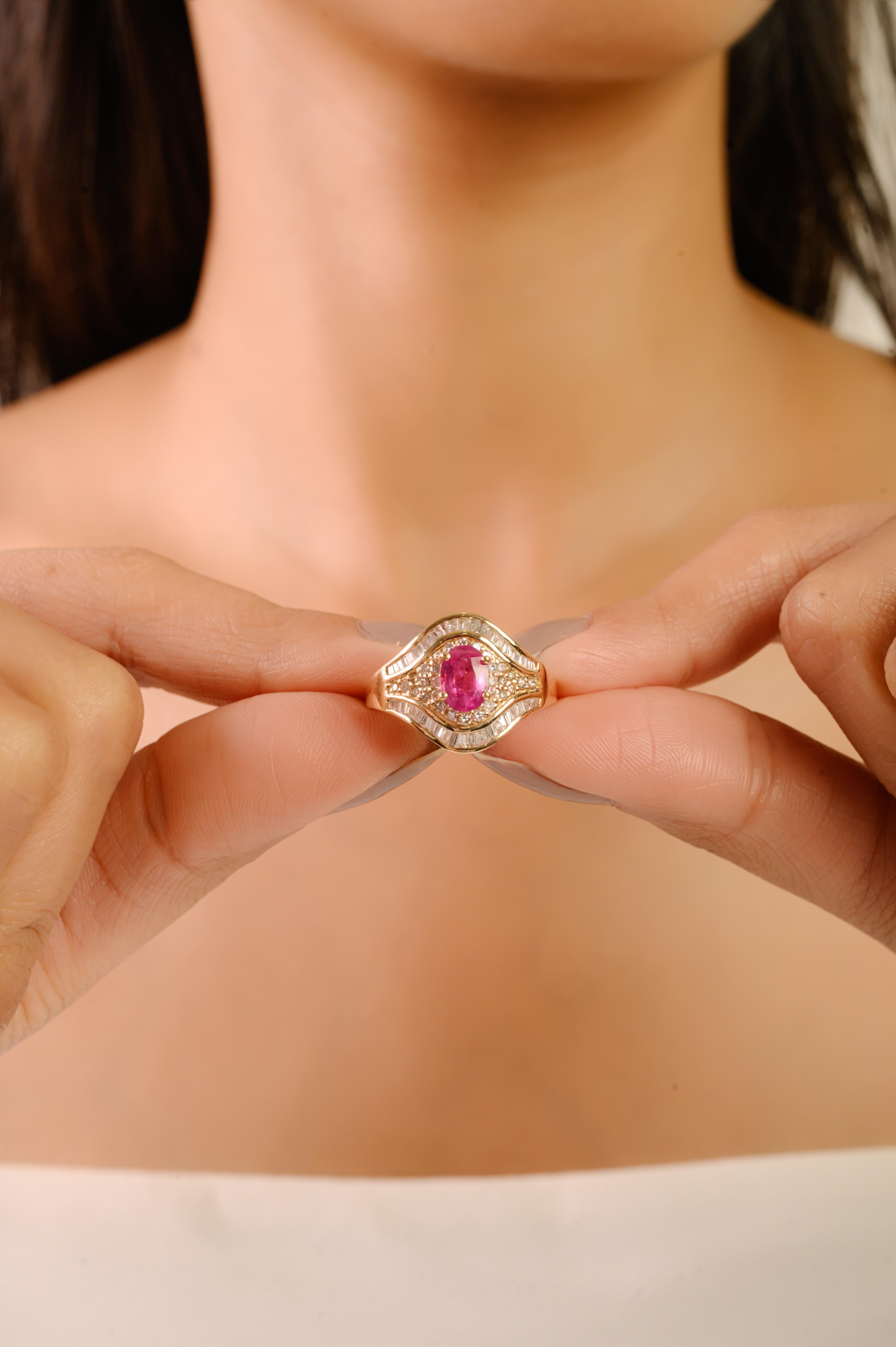 Im Angebot: Vintage-inspirierter 1-Karat-Rubin & 1,18-Karat-Diamant-Halo-Cocktailring aus 14K Gelbgold () 2