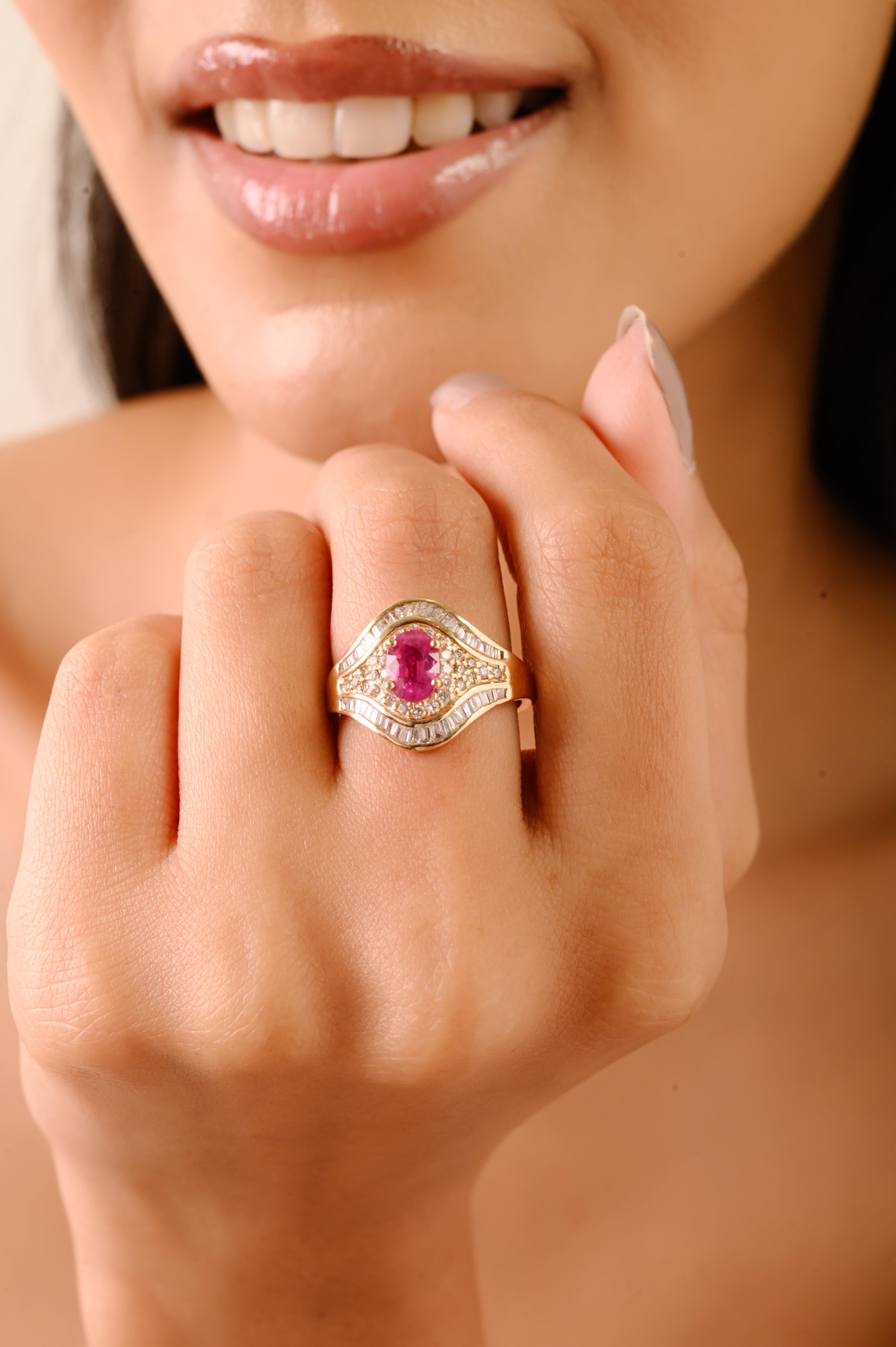 Im Angebot: Vintage-inspirierter 1-Karat-Rubin & 1,18-Karat-Diamant-Halo-Cocktailring aus 14K Gelbgold () 4