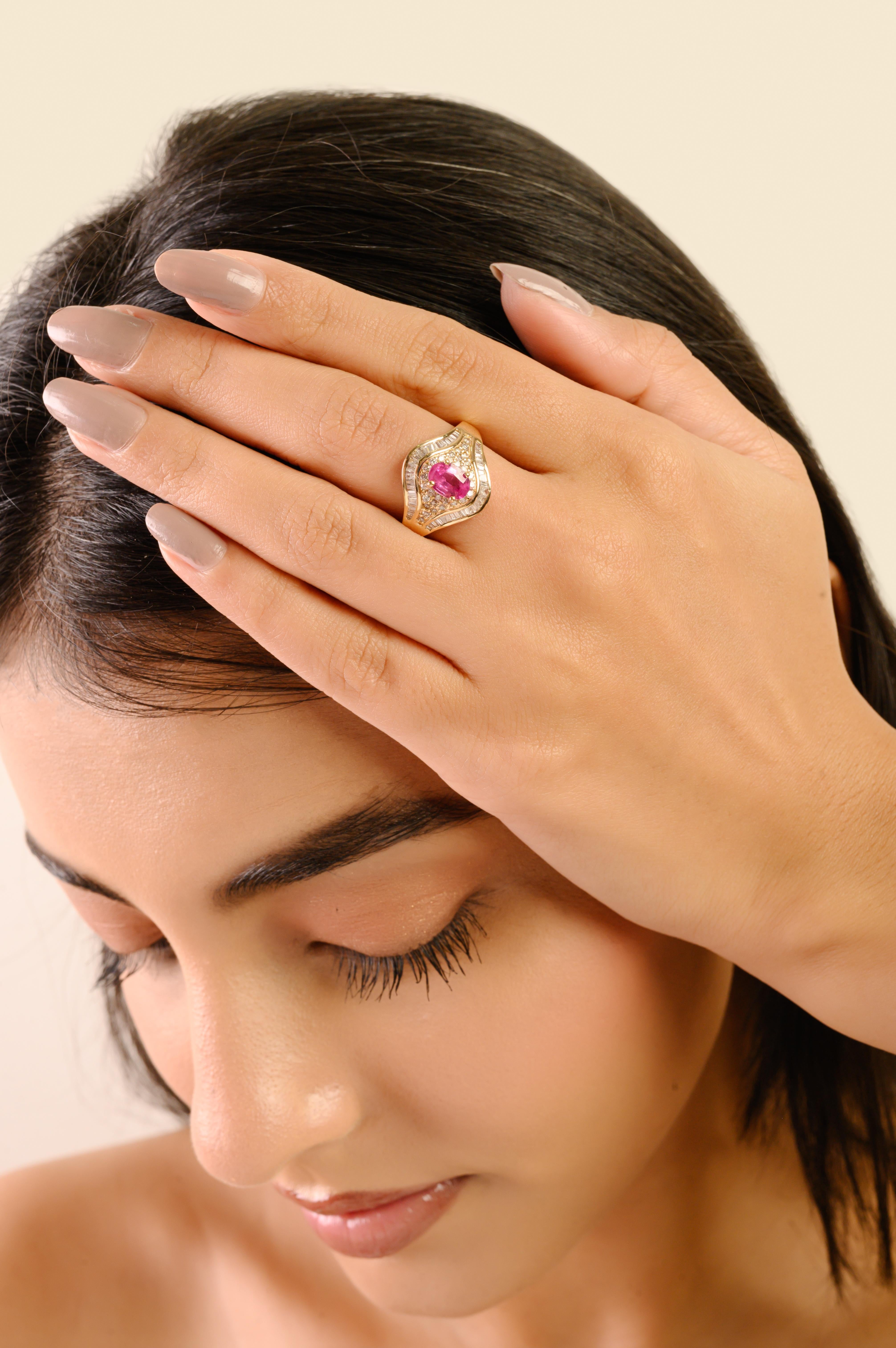 Im Angebot: Vintage-inspirierter 1-Karat-Rubin & 1,18-Karat-Diamant-Halo-Cocktailring aus 14K Gelbgold () 6