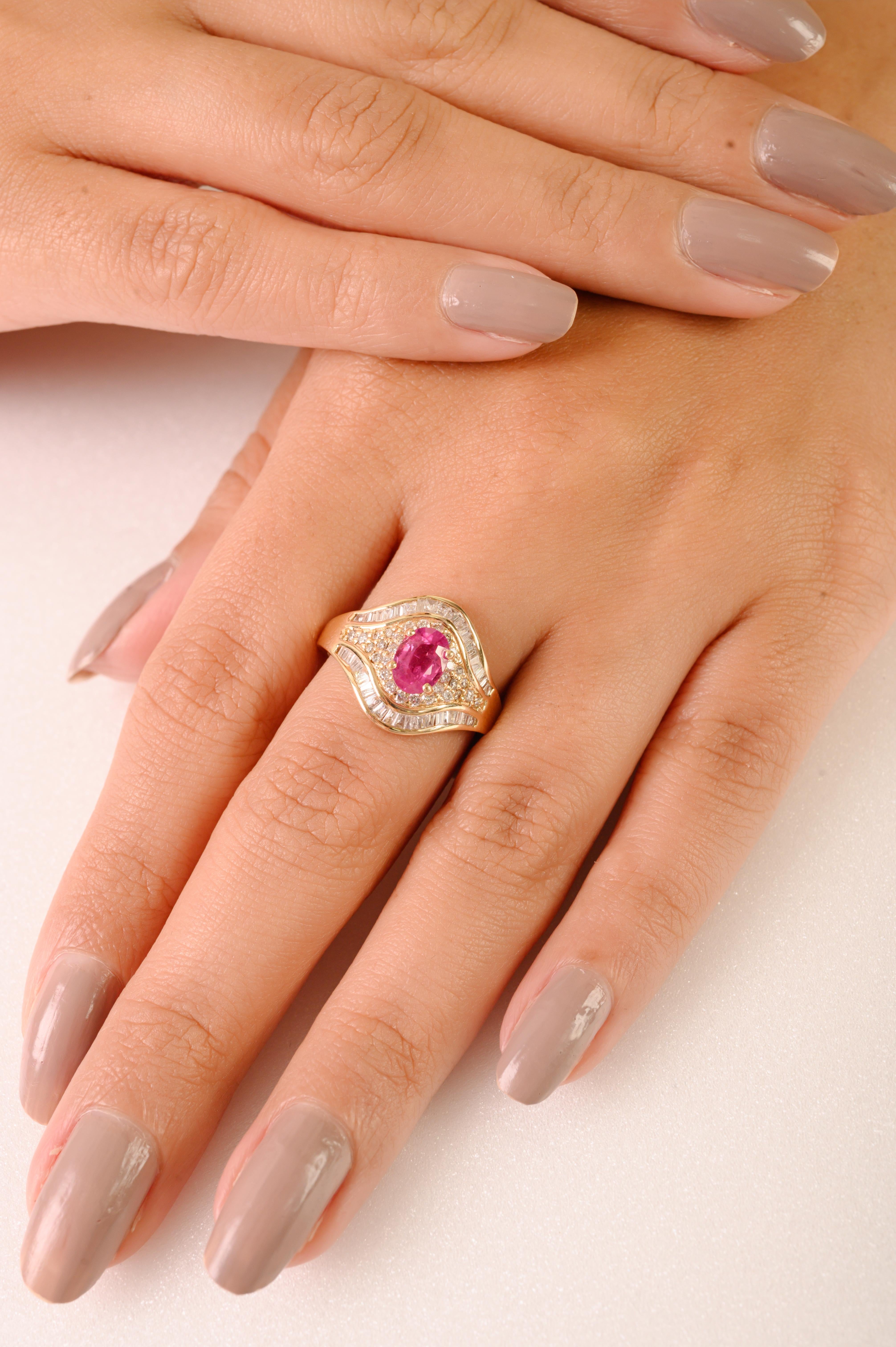 Im Angebot: Vintage-inspirierter 1-Karat-Rubin & 1,18-Karat-Diamant-Halo-Cocktailring aus 14K Gelbgold () 8