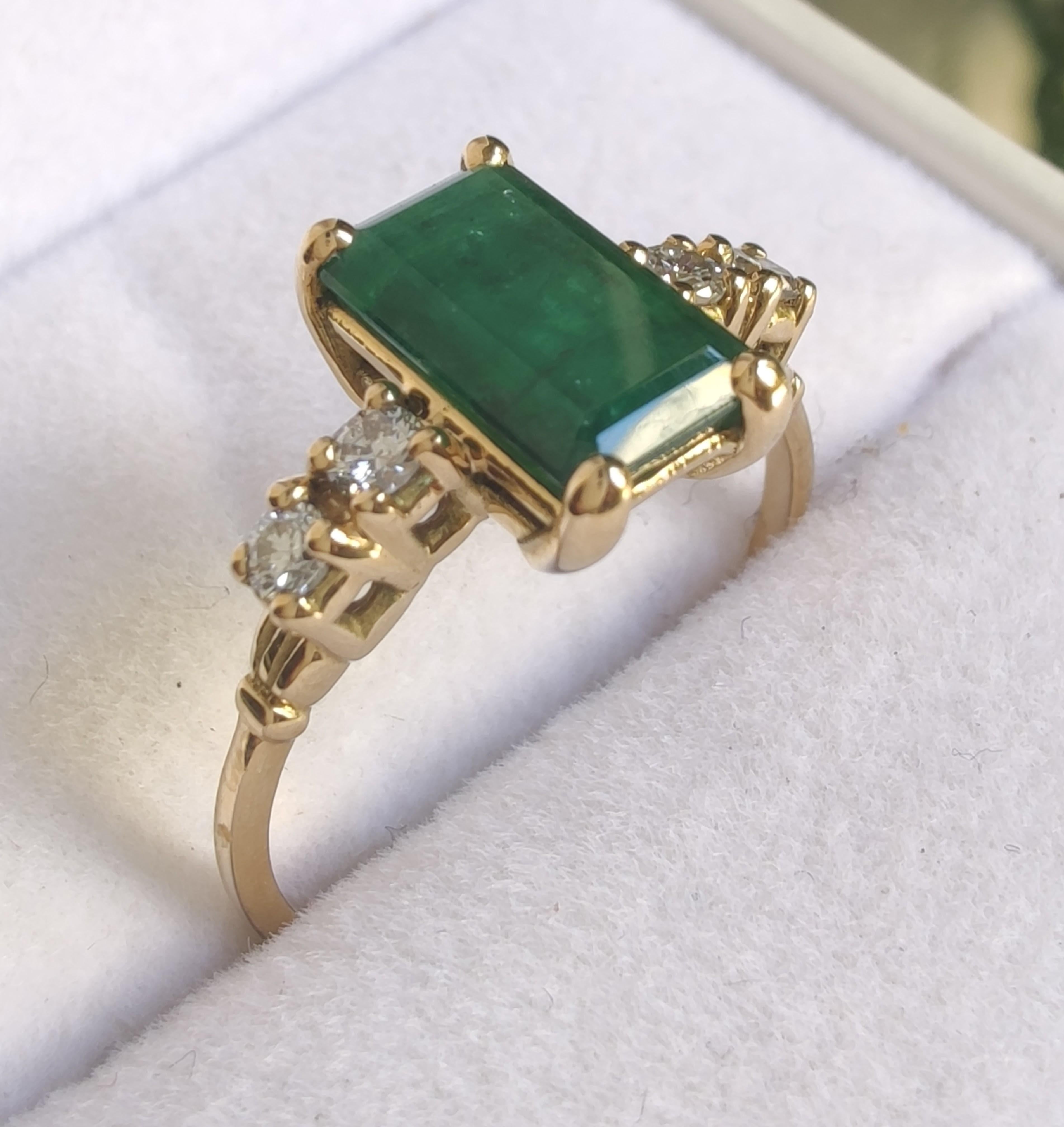 Women's Vintage-Inspired 2.38 Ct Emerald Ring 0.16 Ct Diamonds 18K Yellow Gold