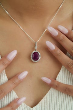 Von Vintage-Stil inspirierter Anhänger mit einem oval geschliffenen Rubin (8,69 Karat) und Diamanten im Halo-Design aus 14-karätigem Weißgold