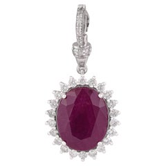 Von Vintage-Stil inspirierter Anhänger mit einem oval geschliffenen Rubin (8,69 Karat) und Diamanten im Halo-Design aus 14-karätigem Weißgold