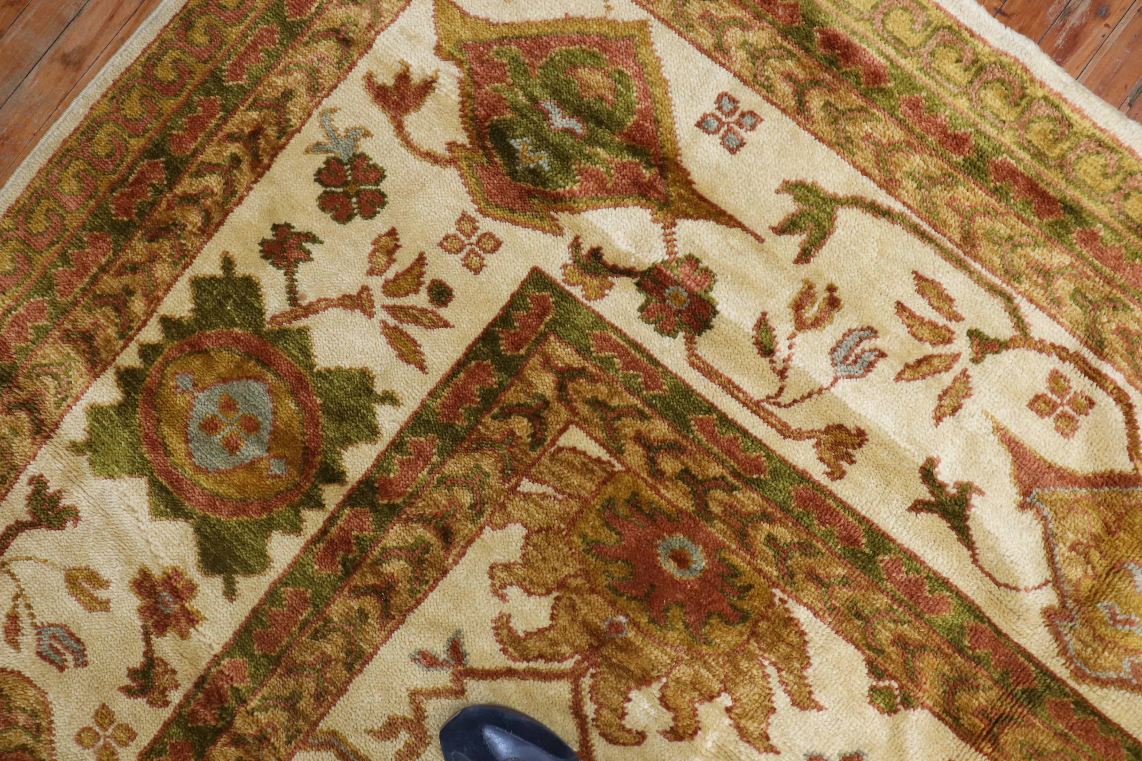 Elfenbeinfarbener Oushak-Teppich aus Angora-Wolle, inspiriert (21. Jahrhundert und zeitgenössisch) im Angebot