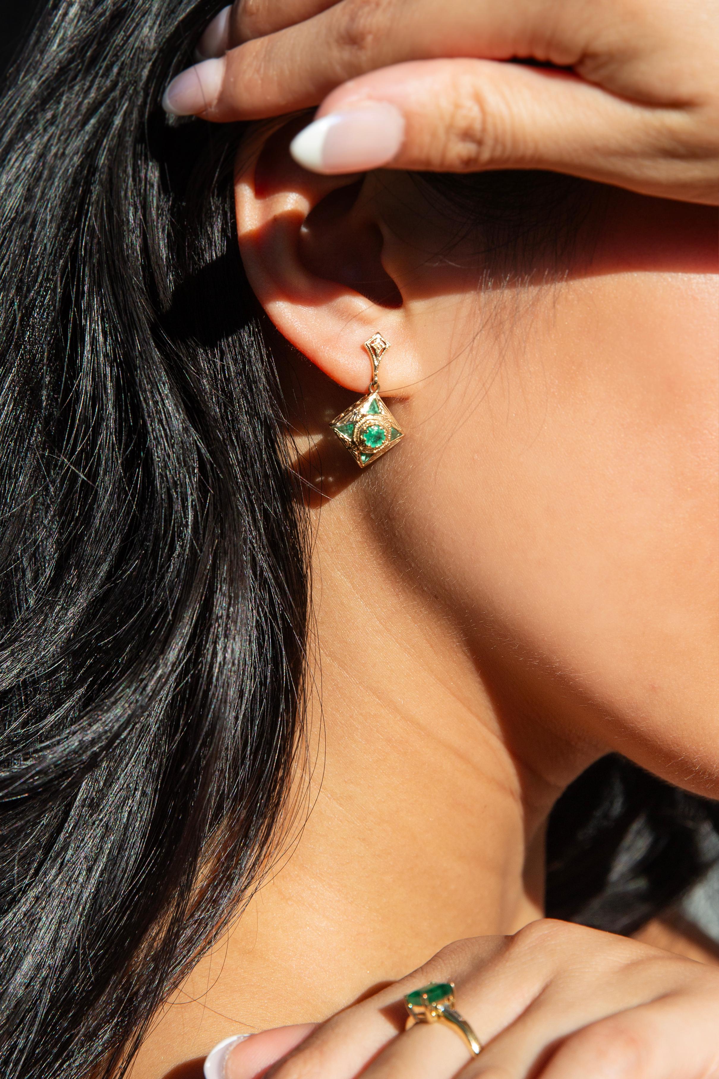 The Gwendolyne Earrings are a nod to the Golden Age of cinema, structured lines reminiscent of a time when cinema, architecture and fashion created a style that is still much sought after today. Crafted with vivid green emeralds, She is the lead in