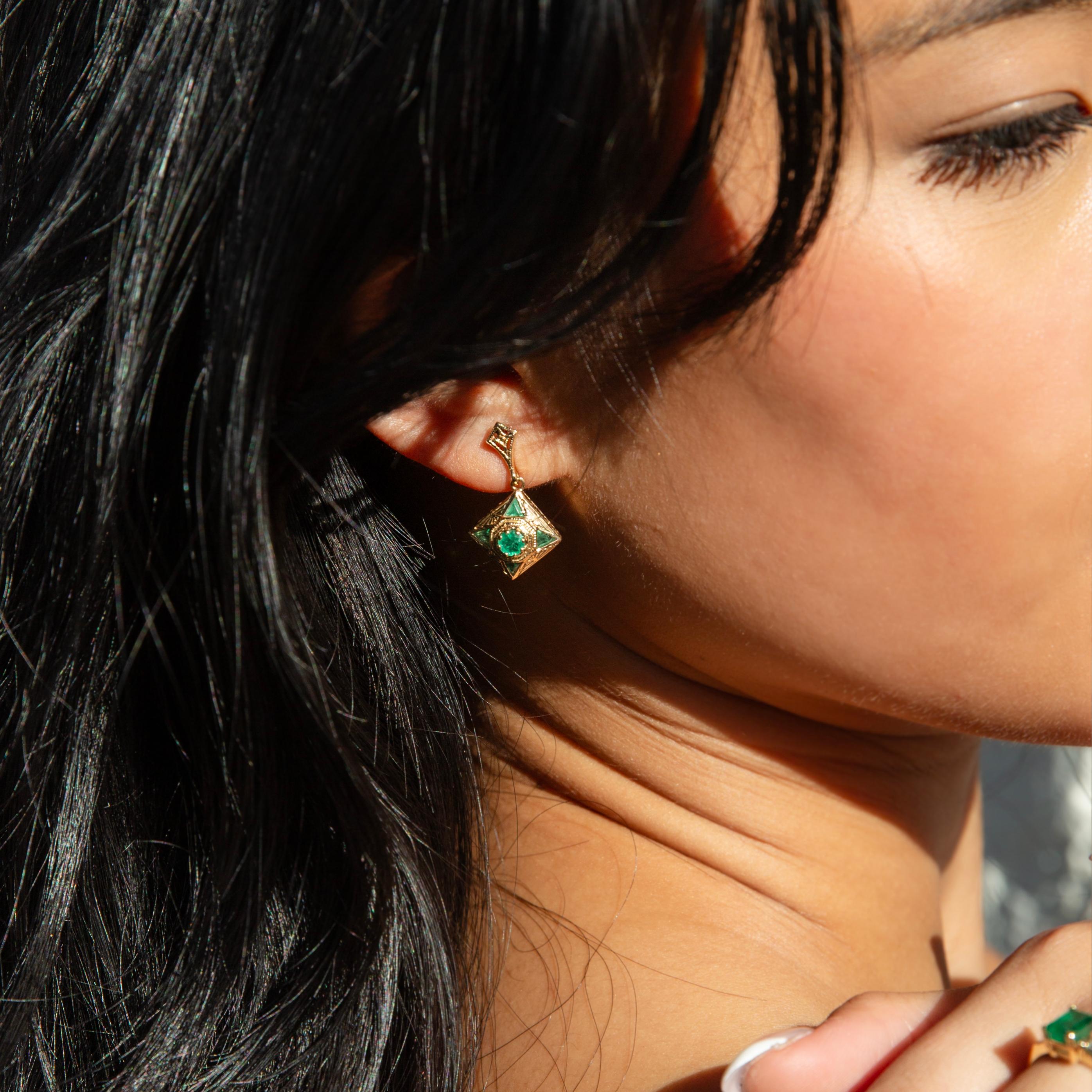 Vintage inspirierte Vintage-Tropfen-Ohrringe im Art-déco-Stil aus 9 Karat Gold mit leuchtend grünem Smaragd Damen im Angebot