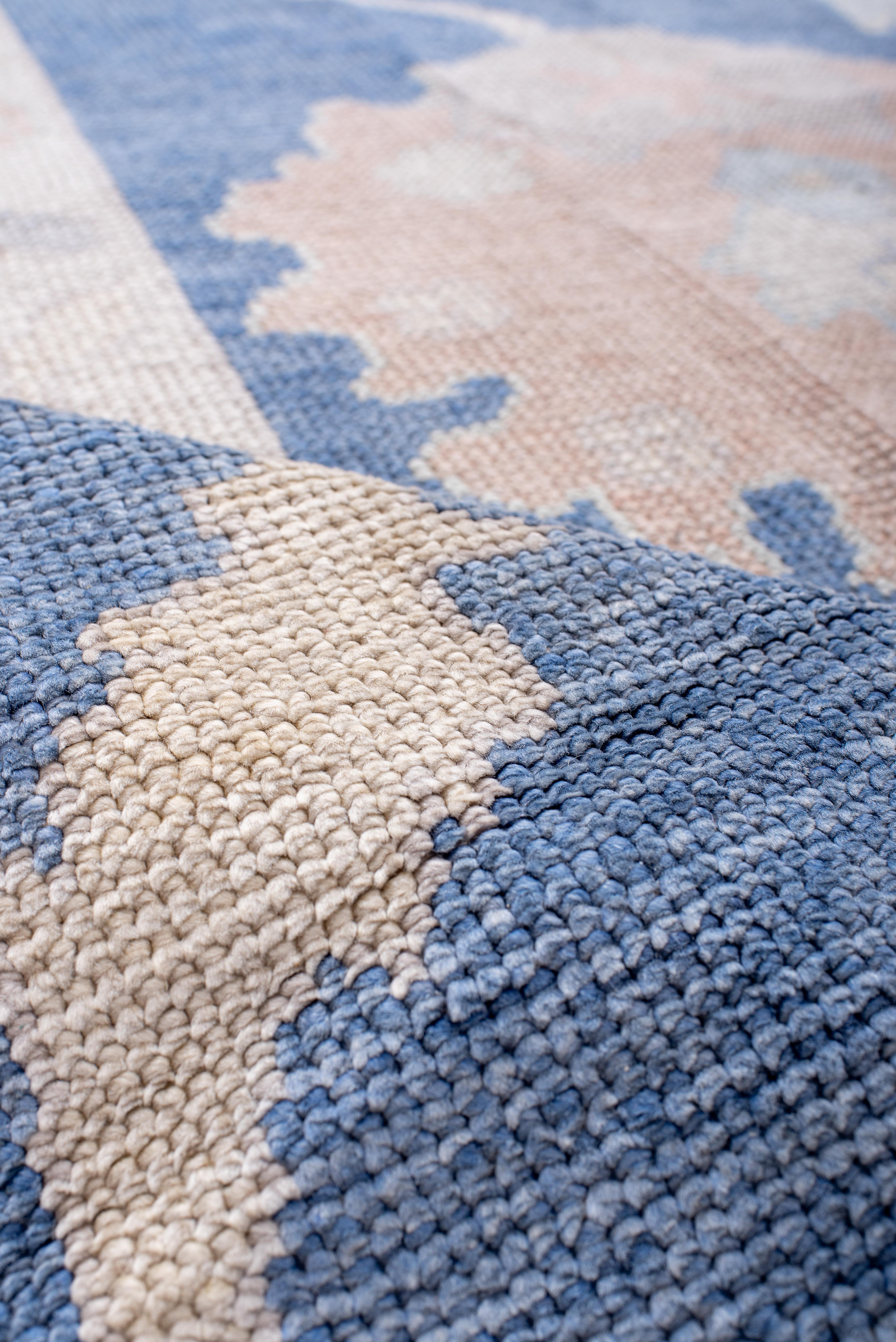 Oushak floreale blu di ispirazione vintage In condizioni ottime in vendita a New York, NY